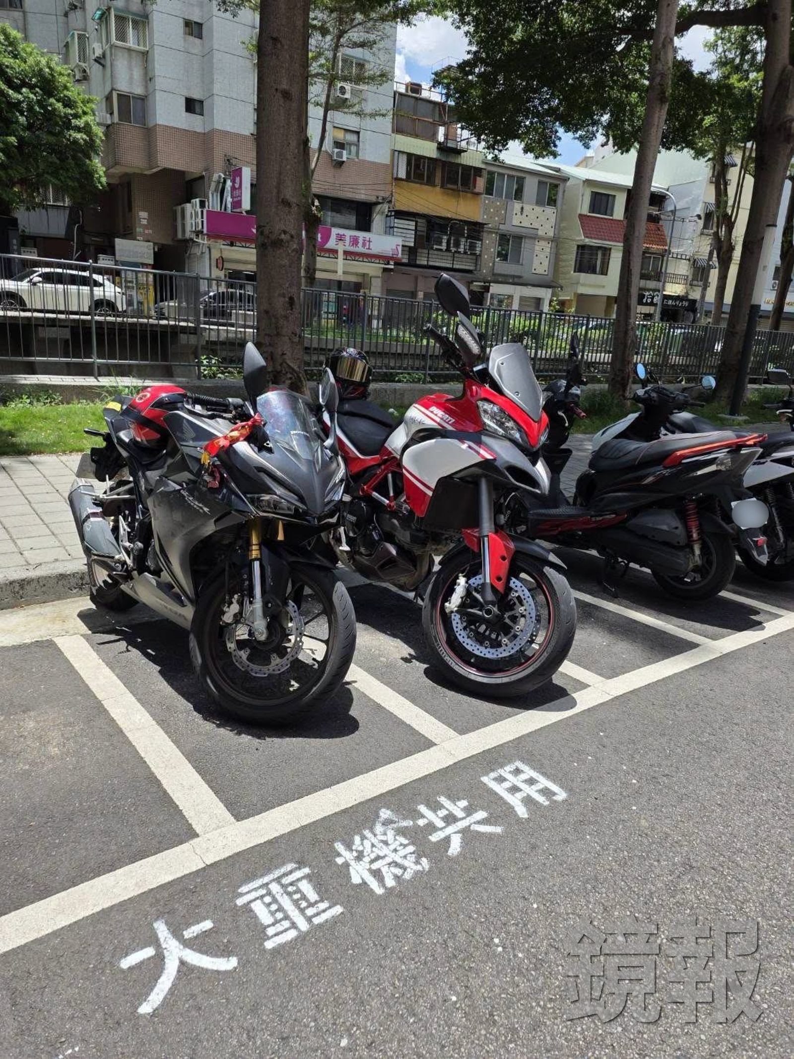 台中市政府日前在四大商圈試辦「大型重型機車共用路邊機車格」計畫,地面噴有「大重機共用」標字,依路段採計時或計次收費,車輛可採垂直或斜向停車。圖/台中市議員吳佩芸提供
