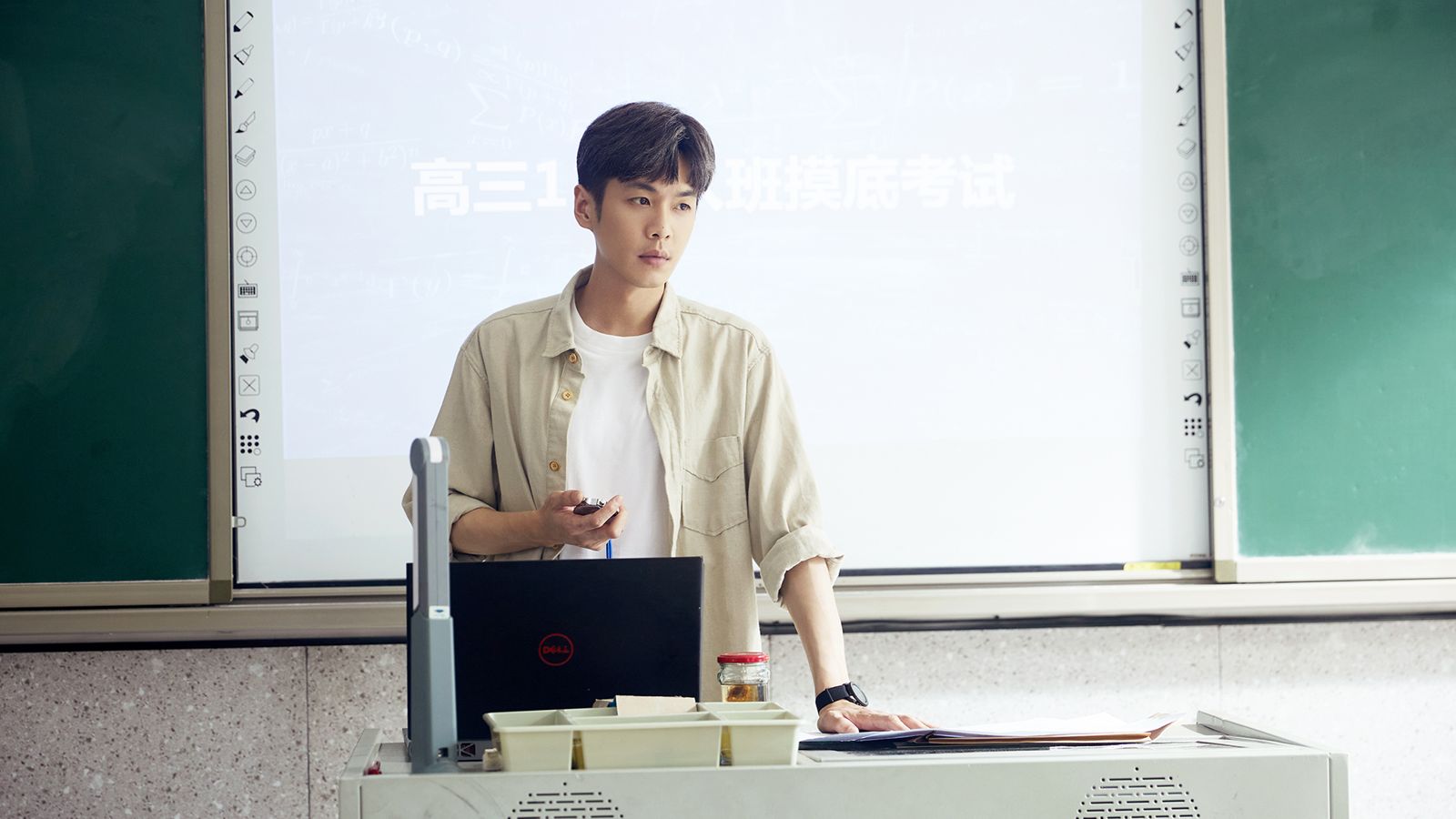 《鳴龍少年》張若昀飾演的「雷鳴」是一位毒舌、冷靜、極度功利導向的金牌講師。龍華提供