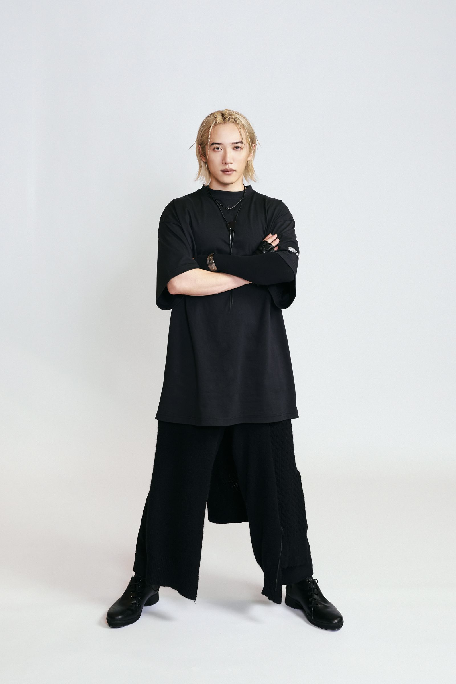 熊仔重製自己十年前發行的首張專輯，用嘻哈能量嗨翻高雄跨年舞臺。年代提供