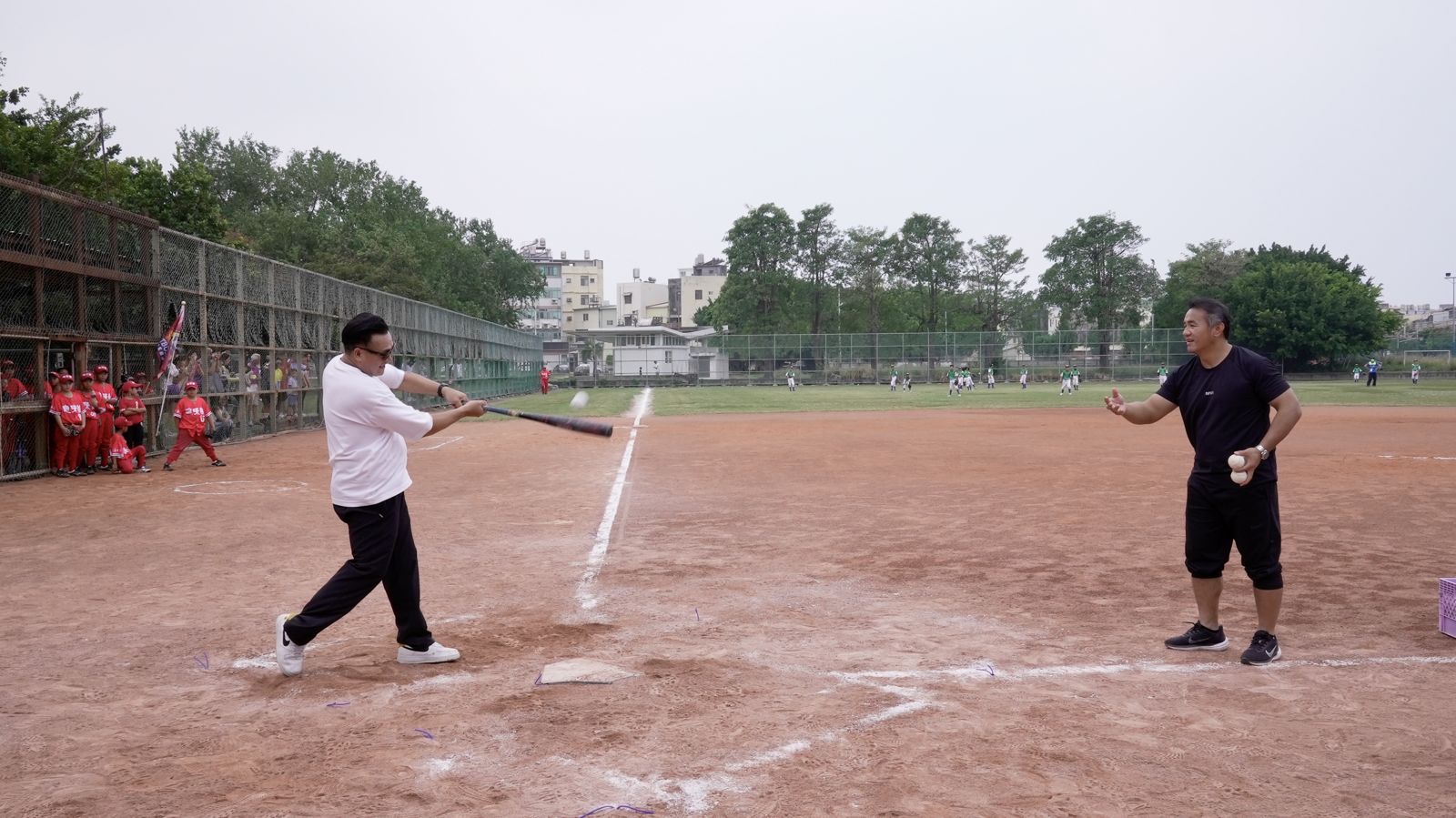 張泰山（右）和黃忠義示範投打棒球。海爾斯提供