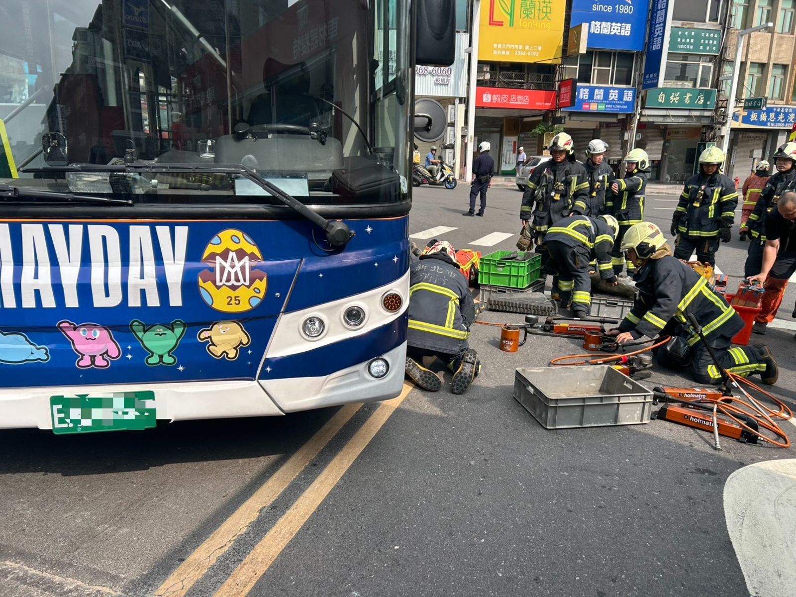 新北議員周勝考前妻幫兒拉票遇死劫!過馬路遭公車輾斃 台北客運道歉了