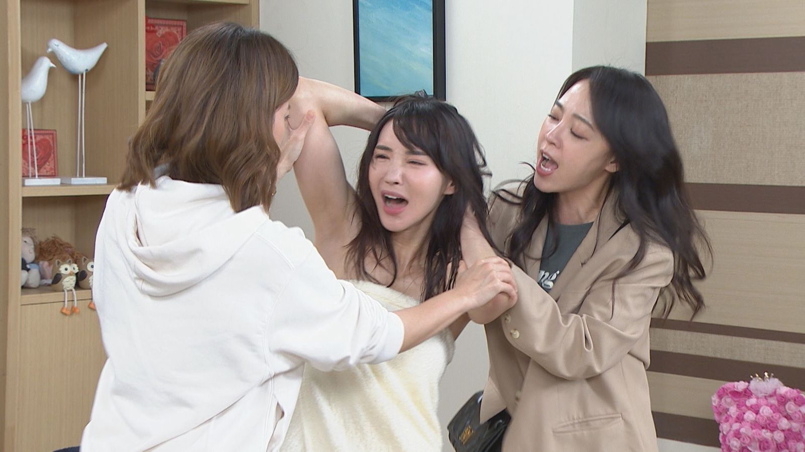 徐千京《好運來》被抓姦，遭蘇晏霈（左）、林筳諭（勇兔）（右）痛打。民視提供