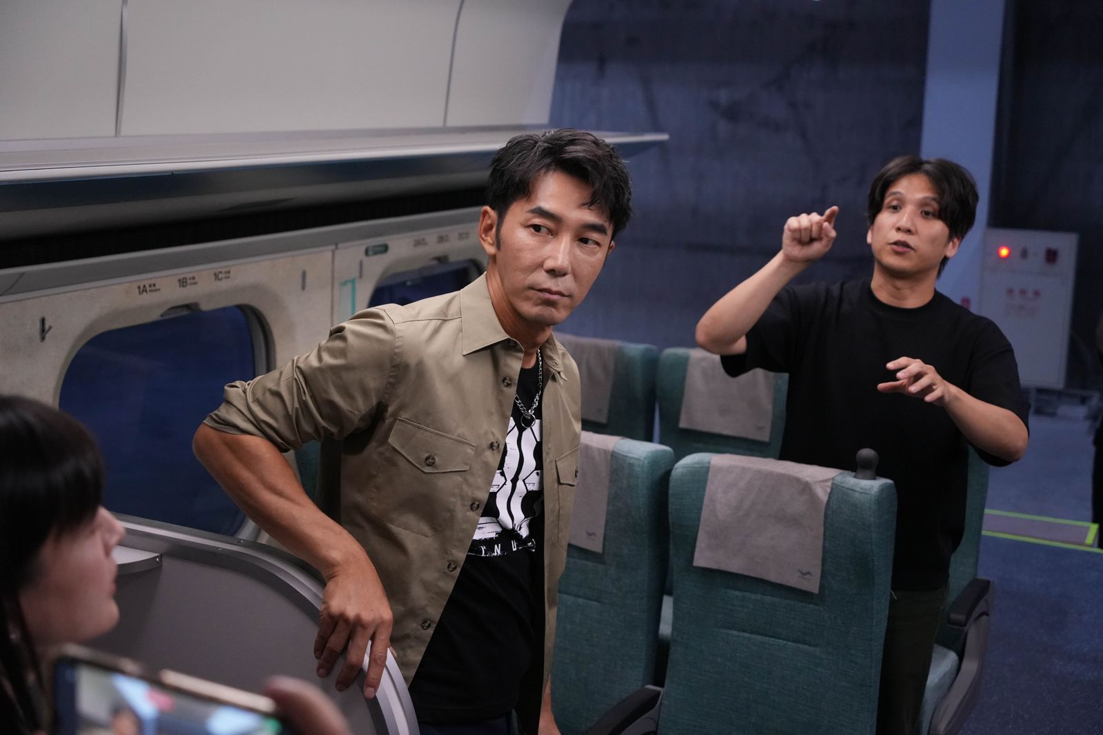 《96分鐘》花2000萬打造的高鐵車廂攝影棚，如今能在中台灣影視基地保留下來，鄒介中希望日後就能讓編劇發想關於高鐵場景的劇情。圖為李李仁、導演洪子烜。華影國際提供