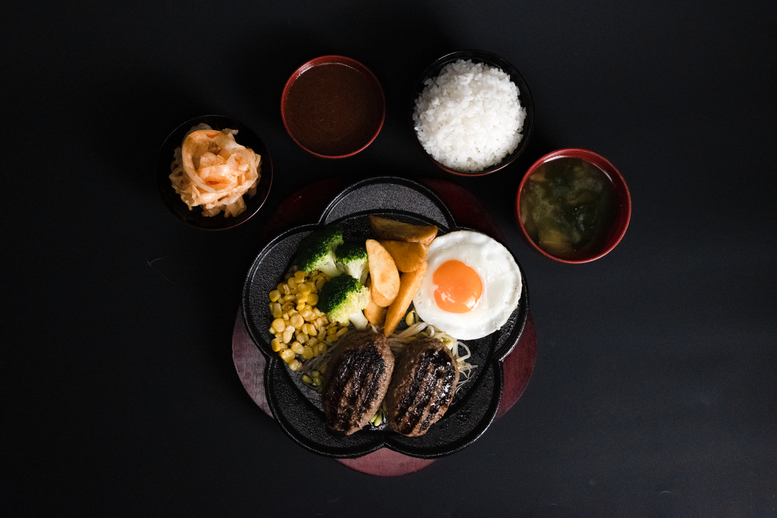 百貨美食街也能吃炭烤漢堡排、牛排!有喜炭火插旗中和環球飄炭香