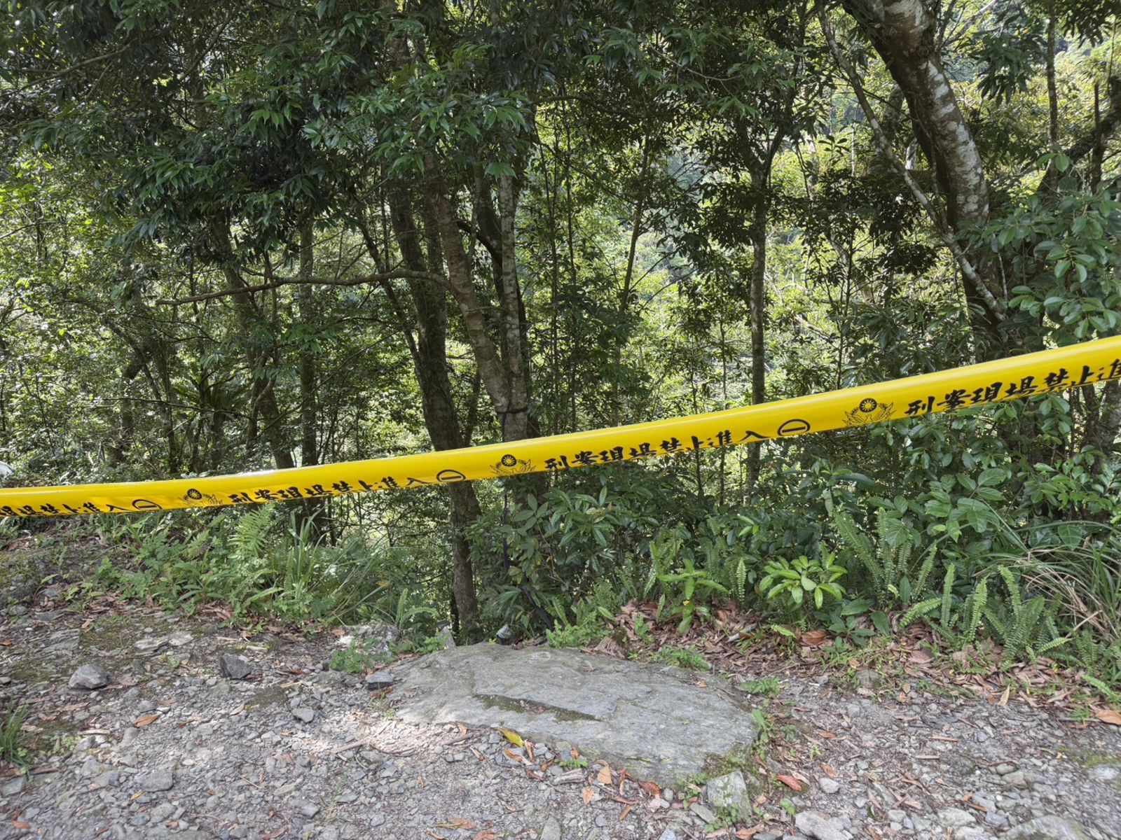 警方在現場拉起封鎖線採證。翻攝畫面