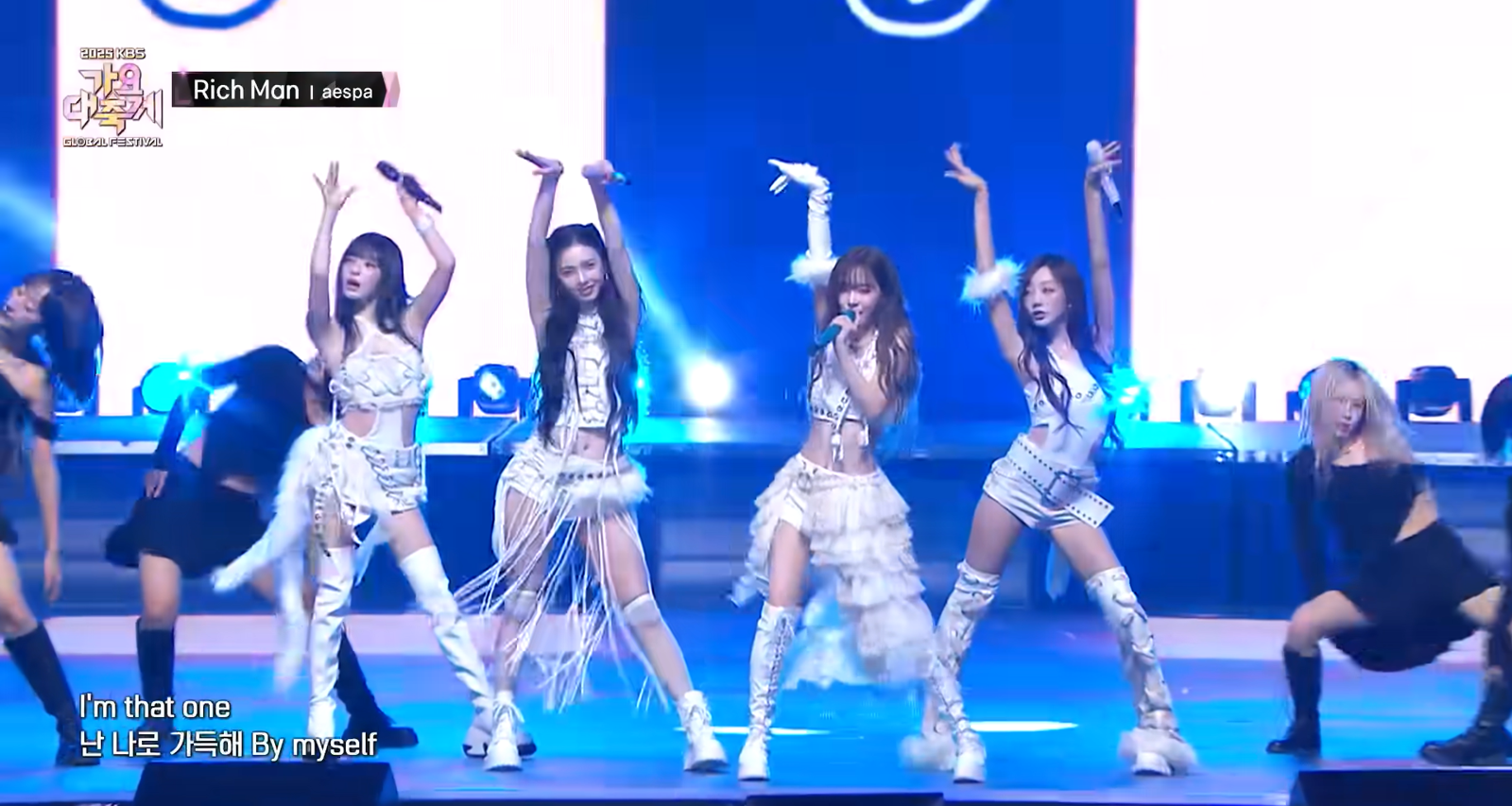 只有Winter（右二）在右手戴起長手套。翻攝YT@KBSKpop