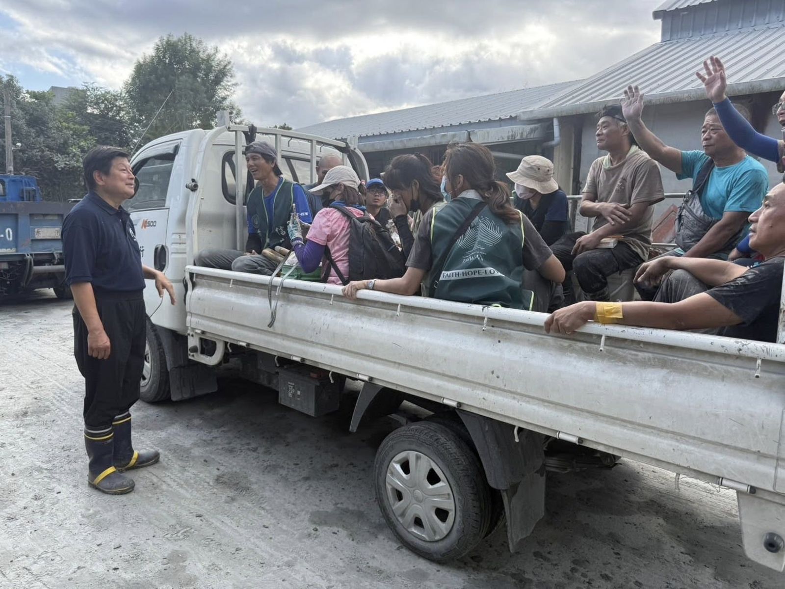 傅崐萁曬清淤照「辛苦到模糊」，志工還原過程笑了。圖／翻攝自傅崐萁臉書