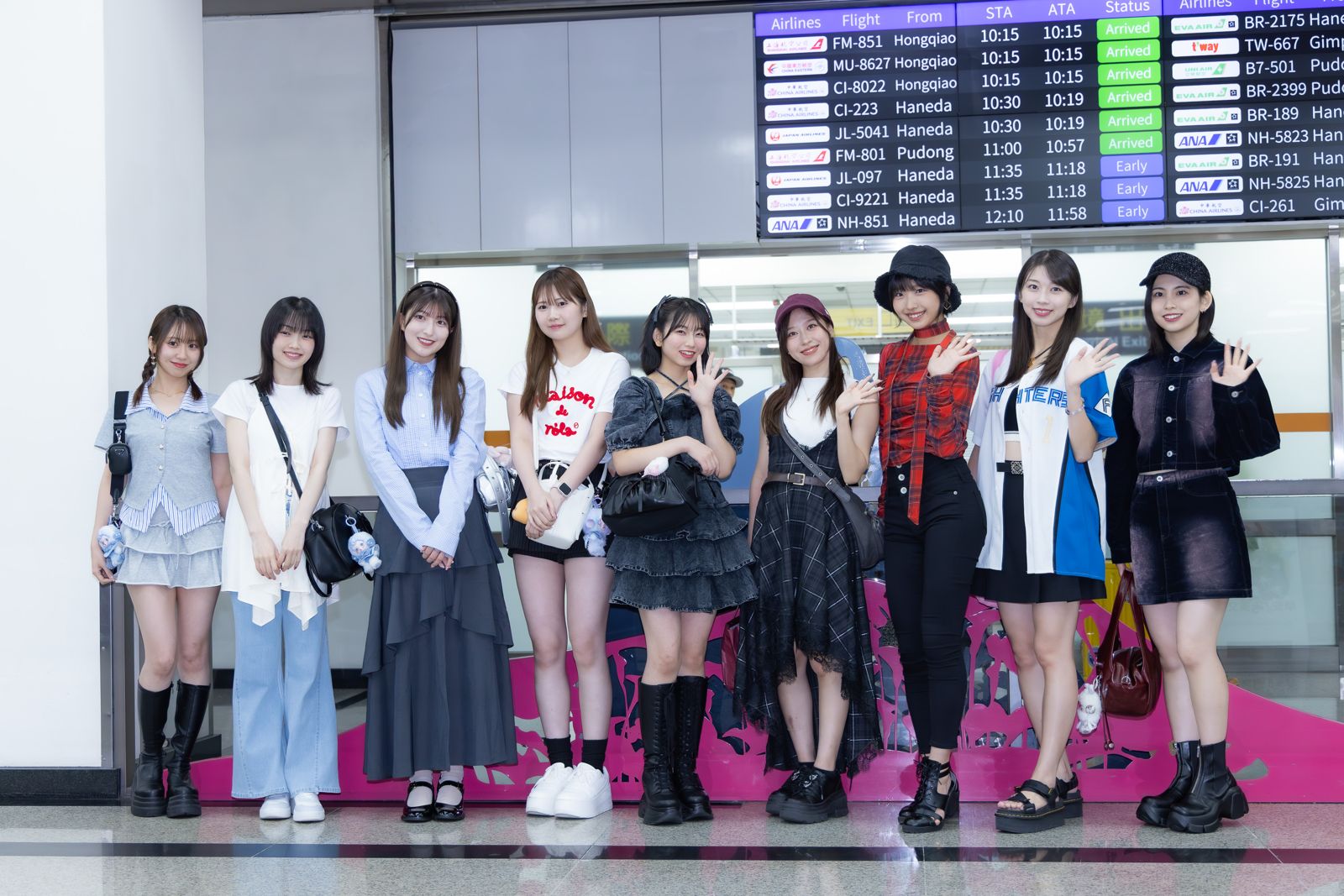 「 早安少女組。25‘ 」抵達松山機場。COME ON JKSSP提供