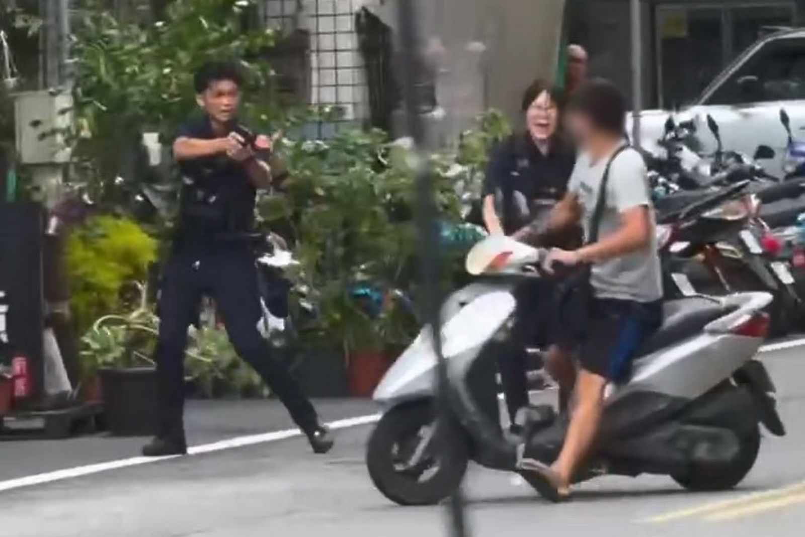 警員持槍喝令男子就範。圖/民眾提供