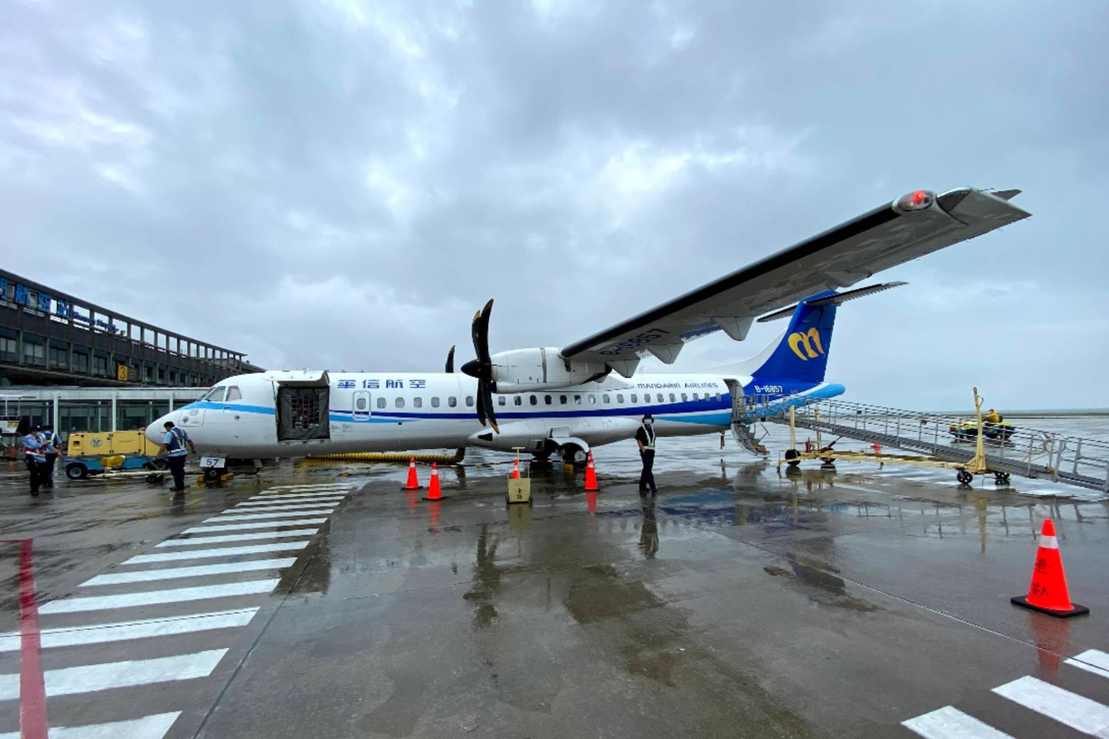 飛金門航班遇濃霧「二度降落失敗」機長決定返航!旅客罵翻 網酸:要配降落傘嗎?