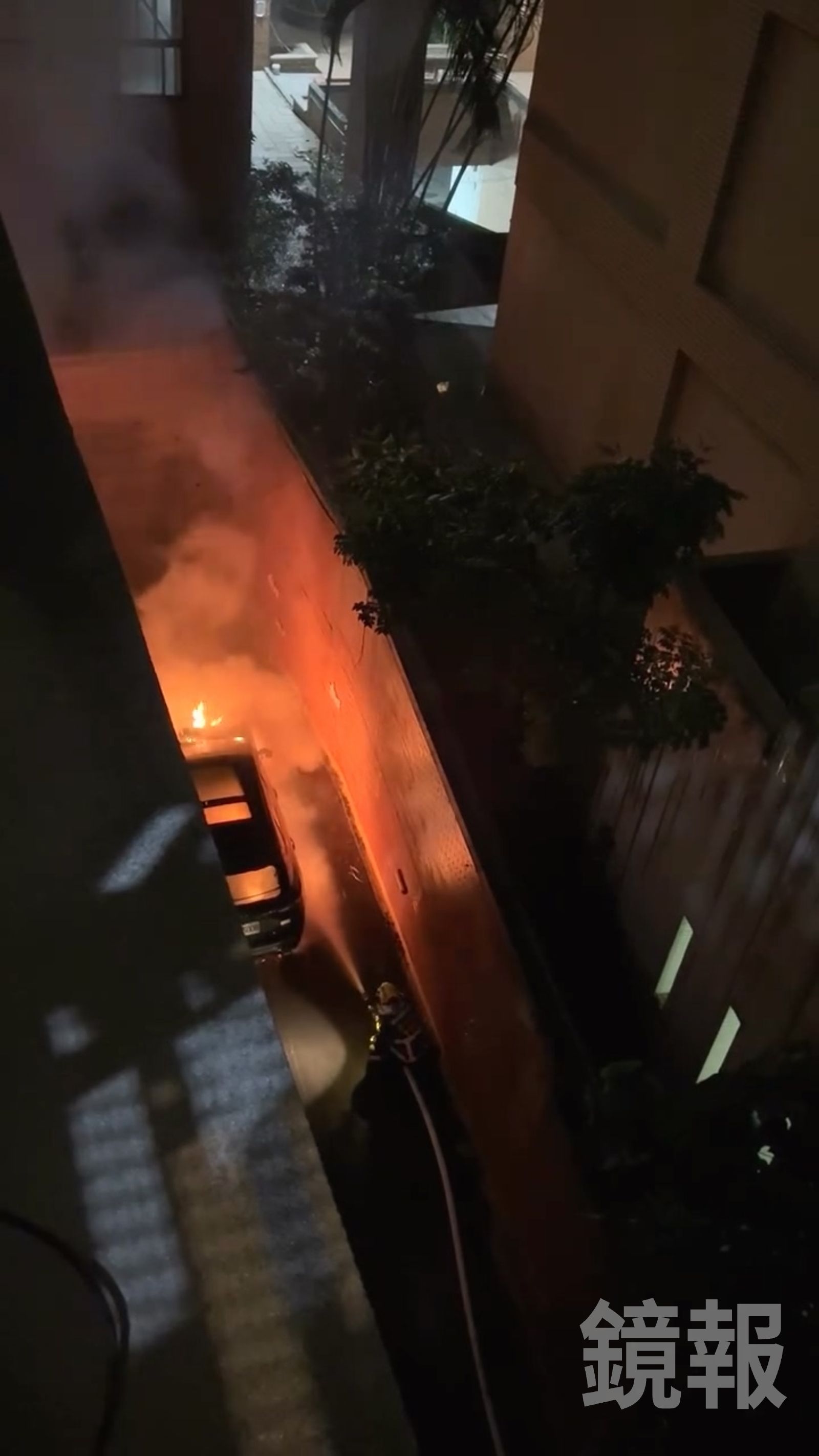 汽車肇逃過程中，因底盤卡住機車發生漏油，整輛車全面燃燒陷入火海，社區地下停車場入口車道冒出陣陣濃煙。畫面授權threads 11.22_dana