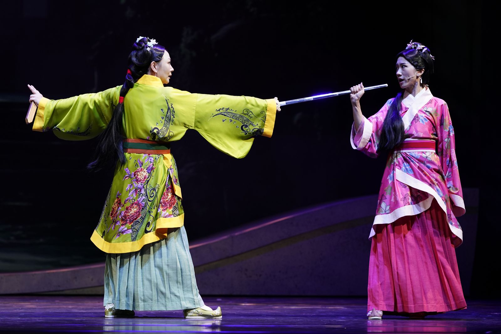 Lulu（右）與郁方演出《半里長城》。寬宏藝術提供