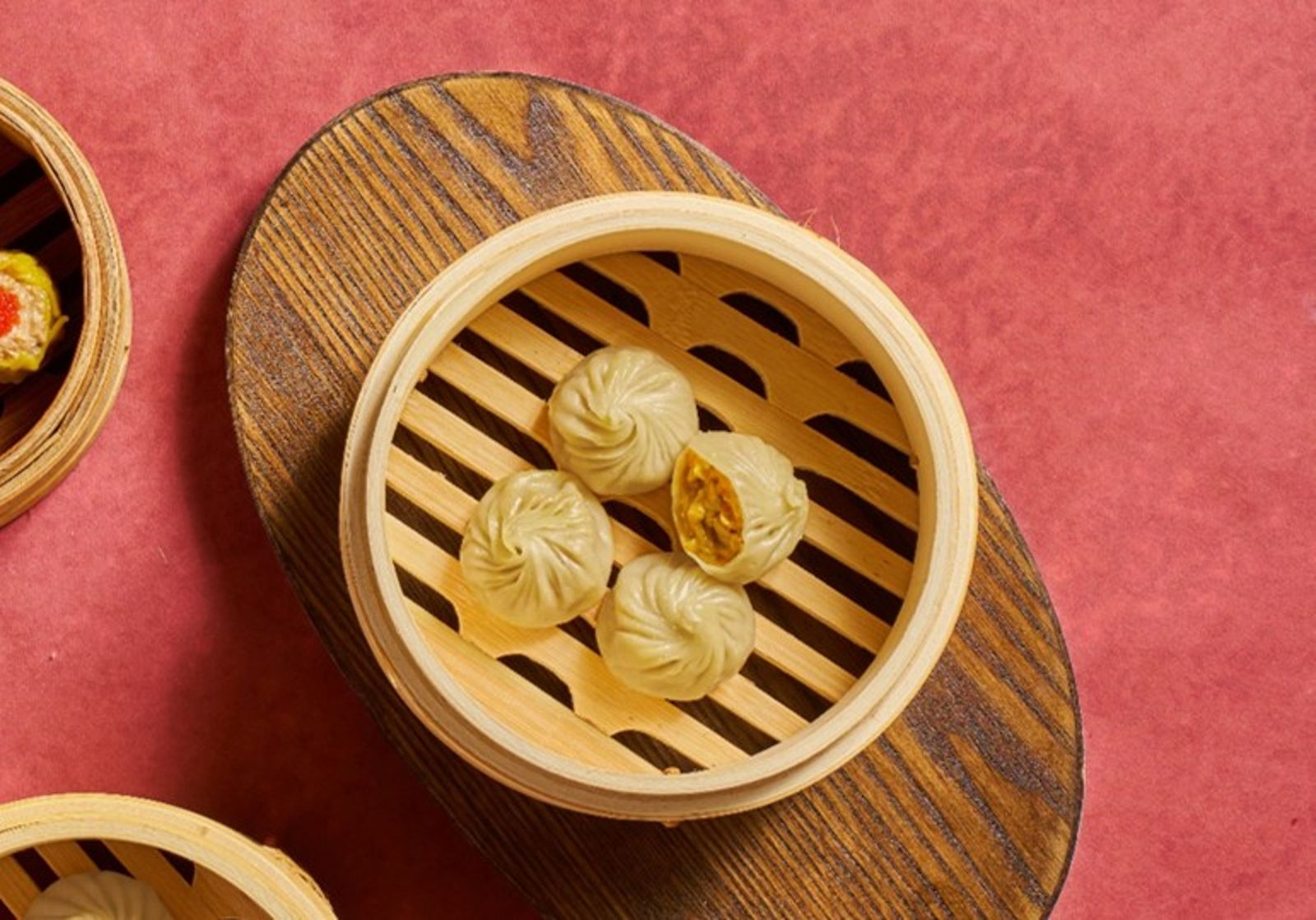 「松露小籠包」薄透麵皮包湯汁與植物肉餡，松露香氣迷人，咬下甘甜湯汁瞬間溢出。（158元／份）