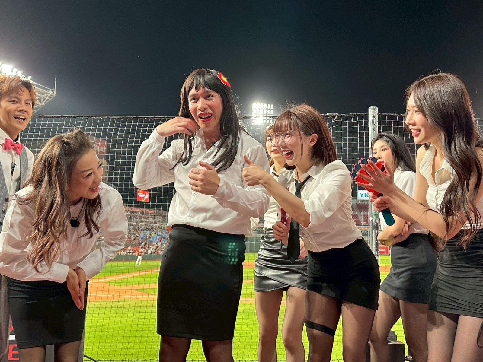 無尊以「珍珍」扮相登場應援。民視提供