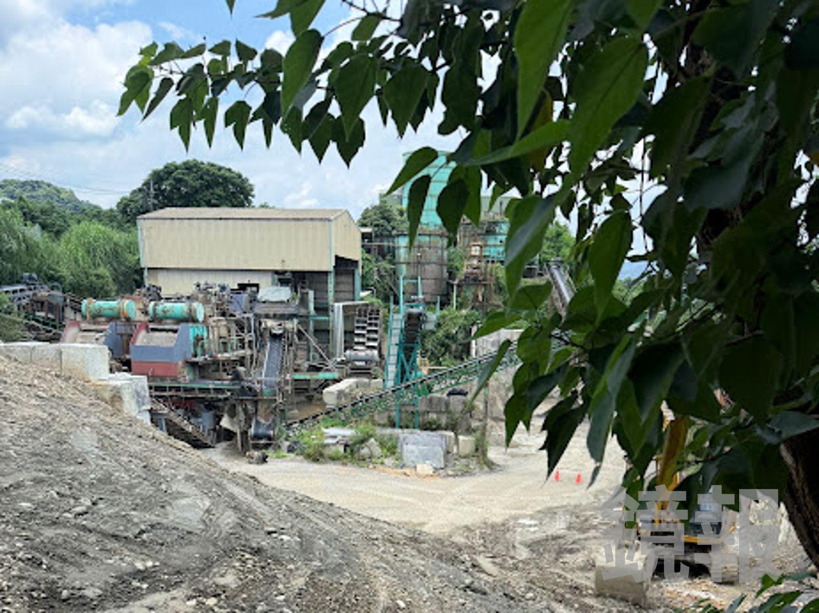 新店建案廢土偷倒三峽!傾倒267次高達7000噸 17人遭逮