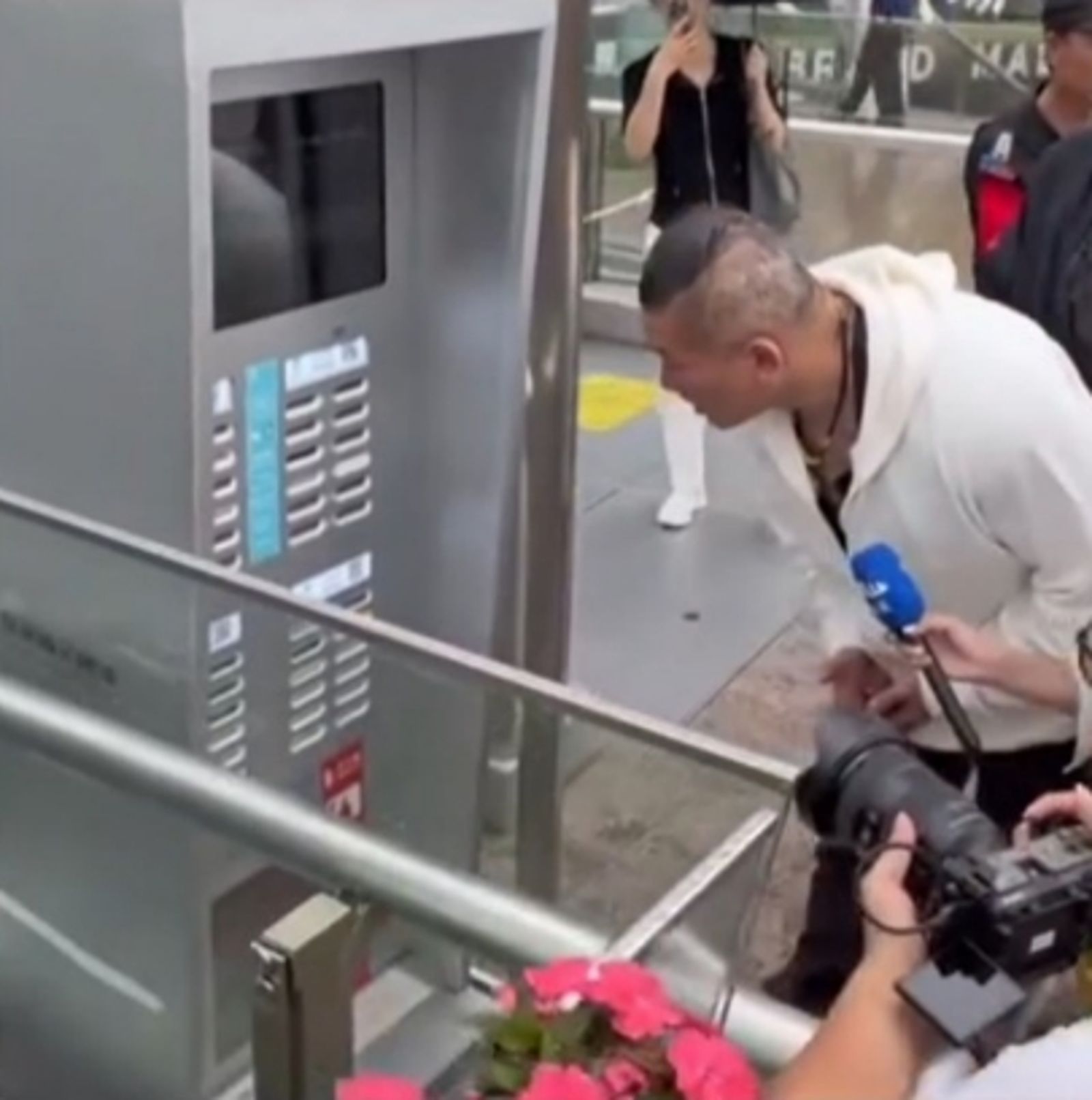 館長對中國街邊的行動電源租借站嘖嘖稱奇。圖／翻攝自YouTube／館長惡名昭彰