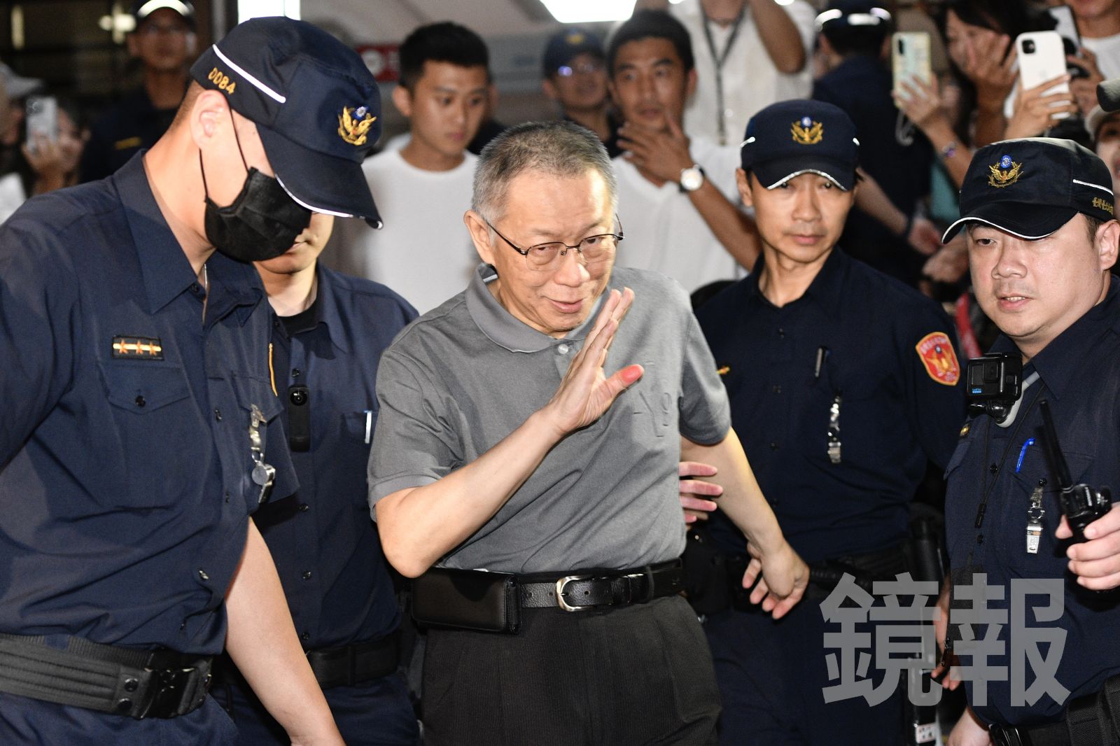 再度獲釋！柯文哲淺笑步出北院　應曉薇倚女兒懷中露幸福笑　