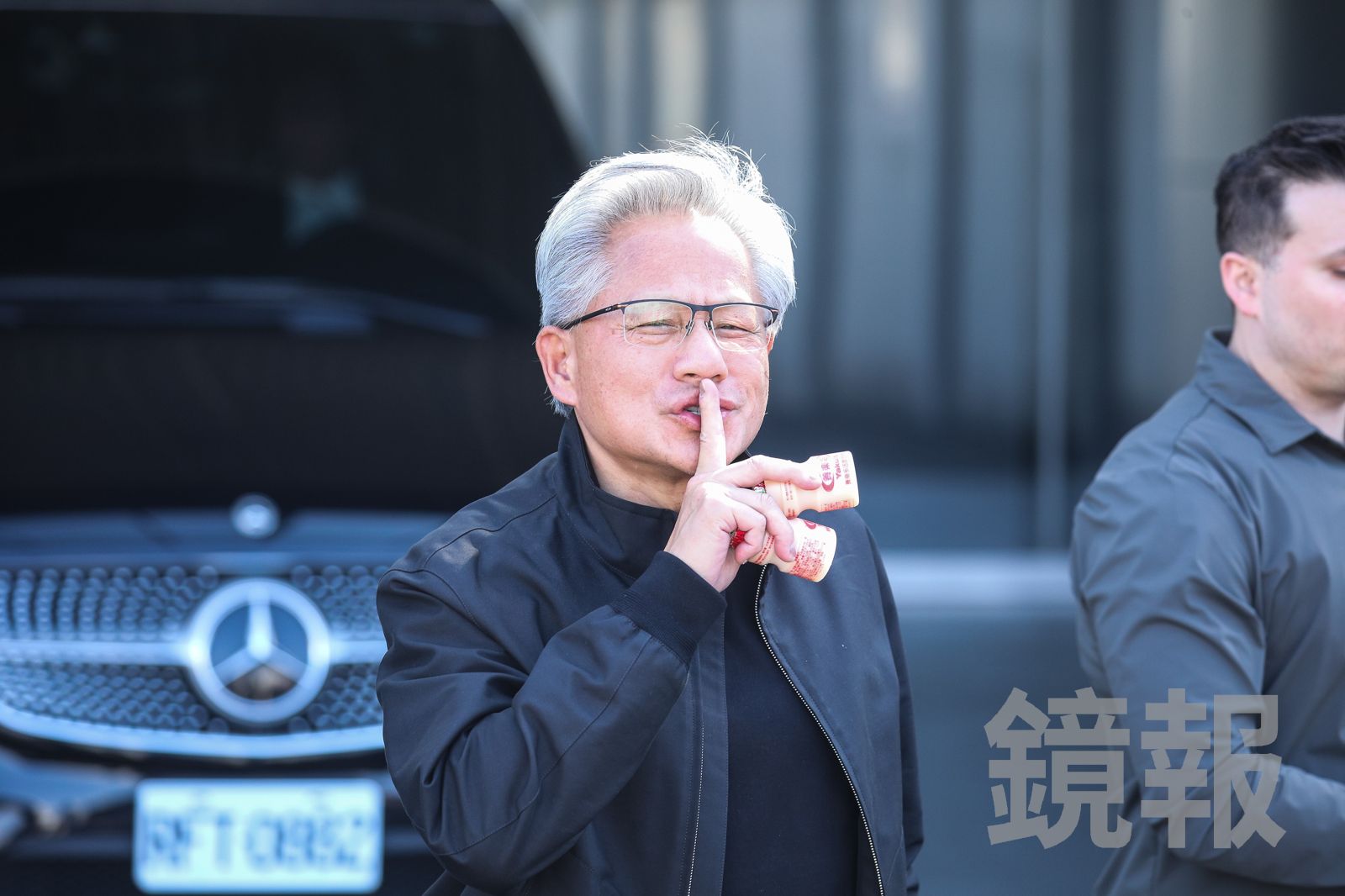 輝達執行長黃仁勳發送養樂多。