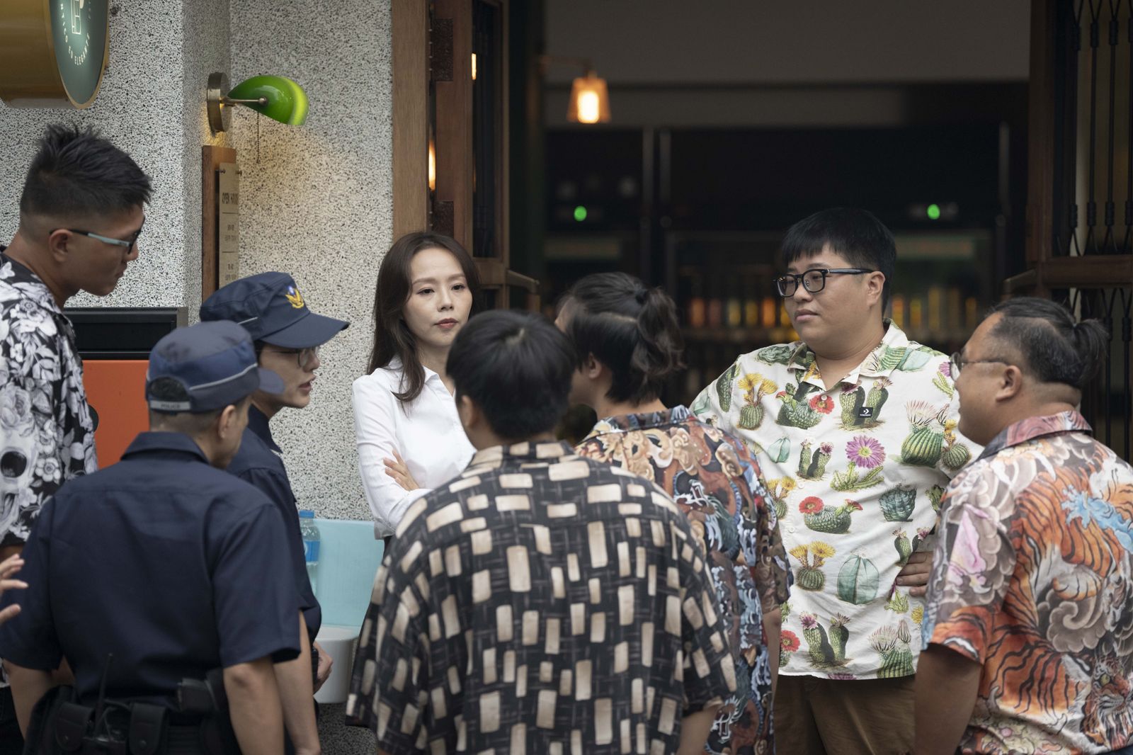 孫淑媚在《拜六禮拜》經營的「蕭吧」生意太好被黑道找麻煩。華視、公視台語台提供