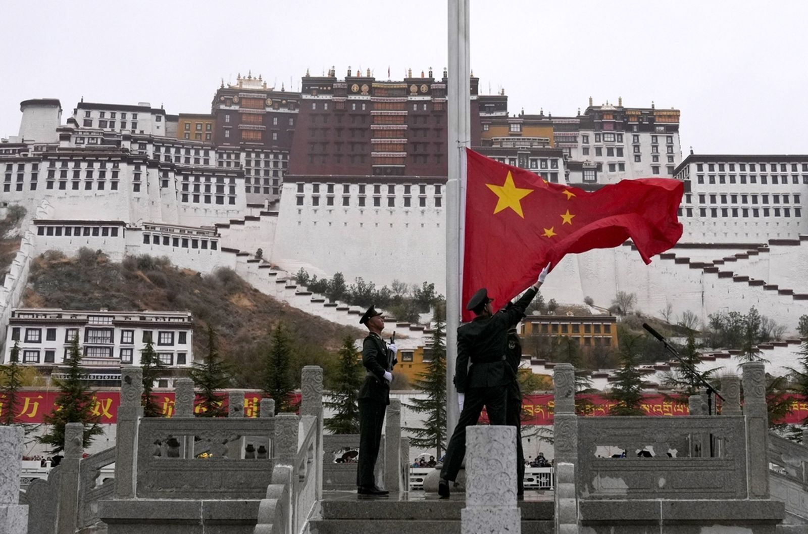 3月28日，西藏拉薩布達拉宮廣場，中共升國旗、唱國歌，「紀念西藏解放」67周年。圖／東方IC