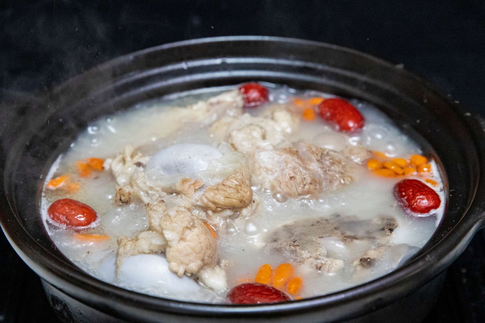 65歲男連喝2週大骨湯補身!「小腿按出凹洞」喘到送醫險終身洗腎 醫籲5大地雷湯品