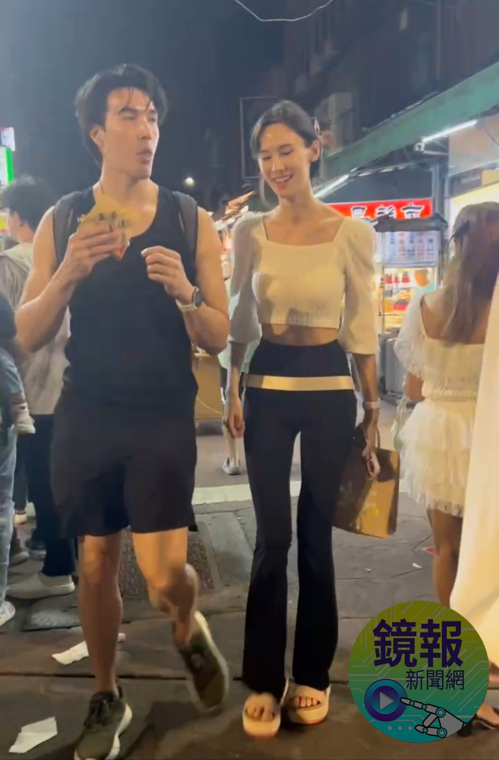 錦榮與氣質洋妞一路有說有笑互動自然。鏡報新聞網