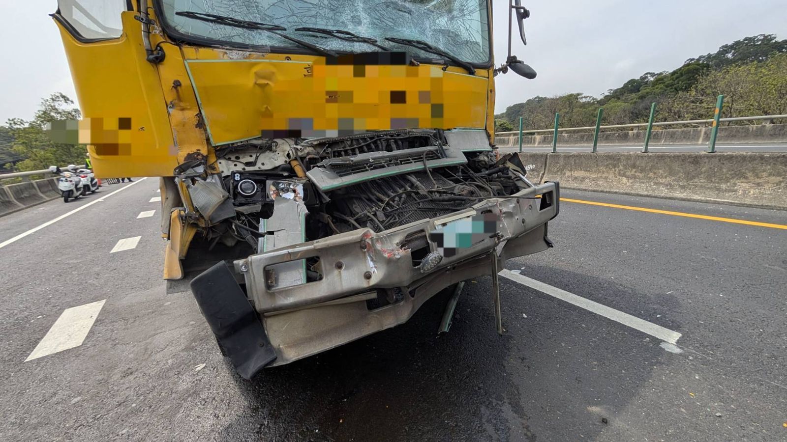 台64八里段3車連環撞　拖吊車撞砂石車…車頭潰縮一秒變「戽斗」