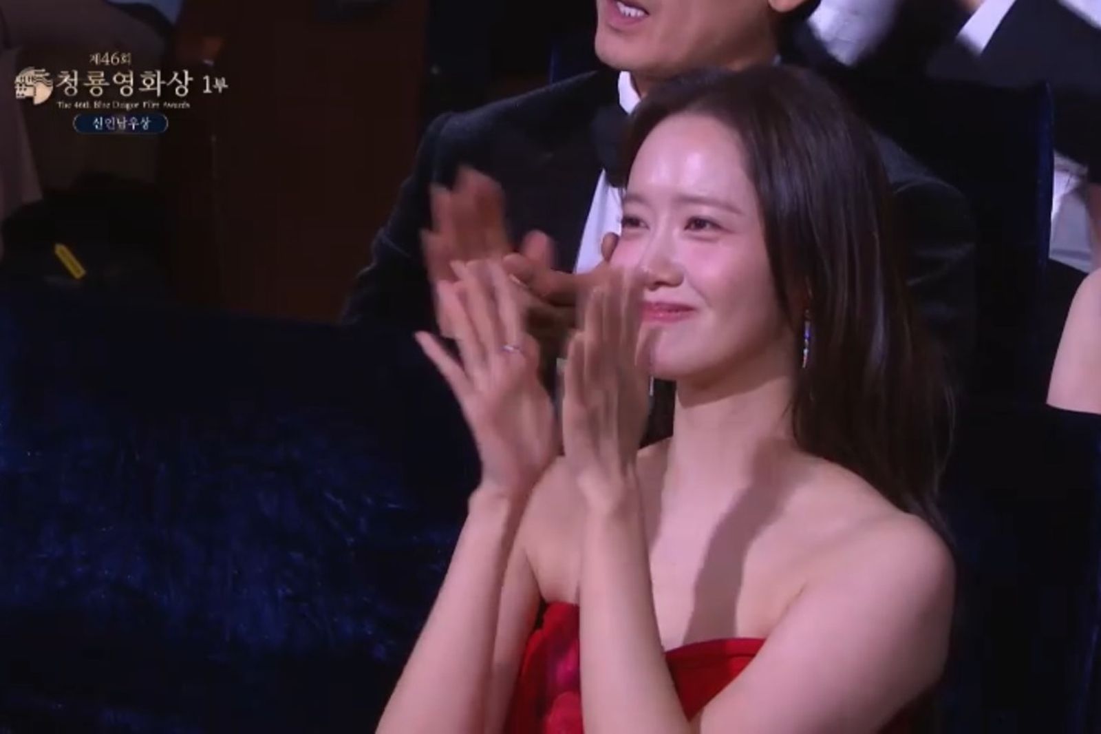 潤娥看見安普賢得獎，激動地在台下拍手。翻攝chzzk