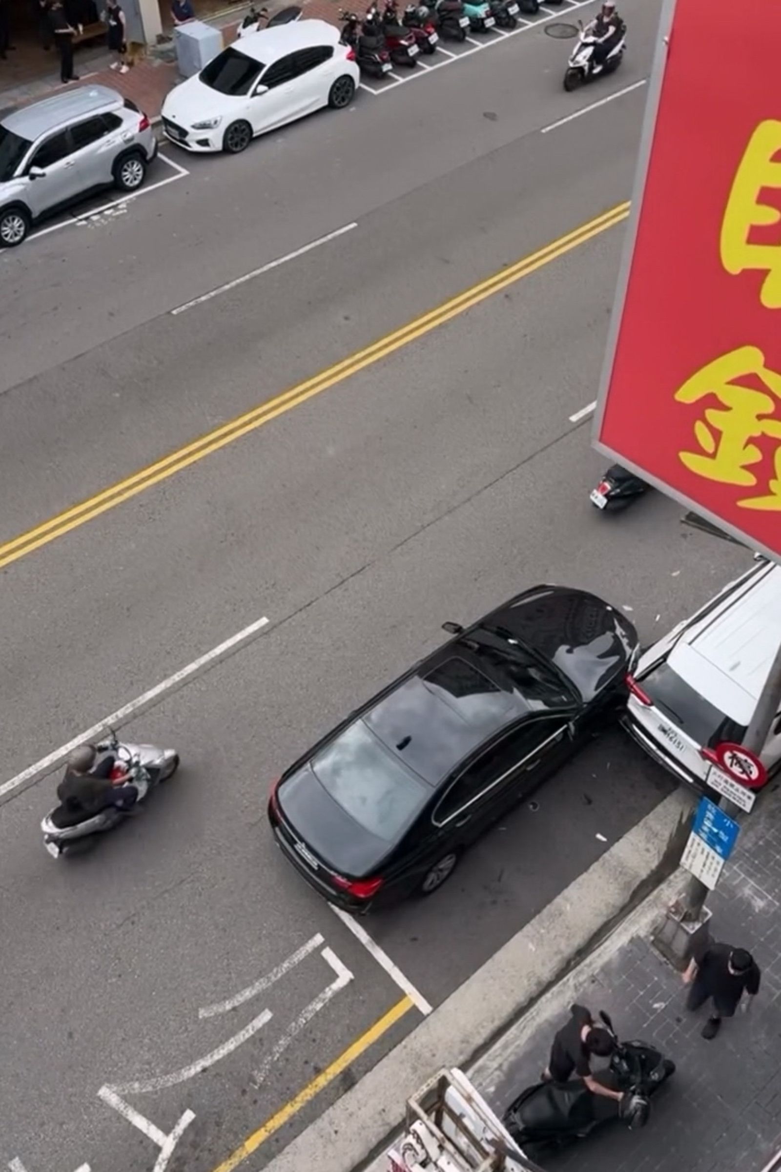 洪男駕駛黑色轎車，要停進路邊停車格，失控擦撞白色休旅車。畫面翻攝threads sun.zhen.888