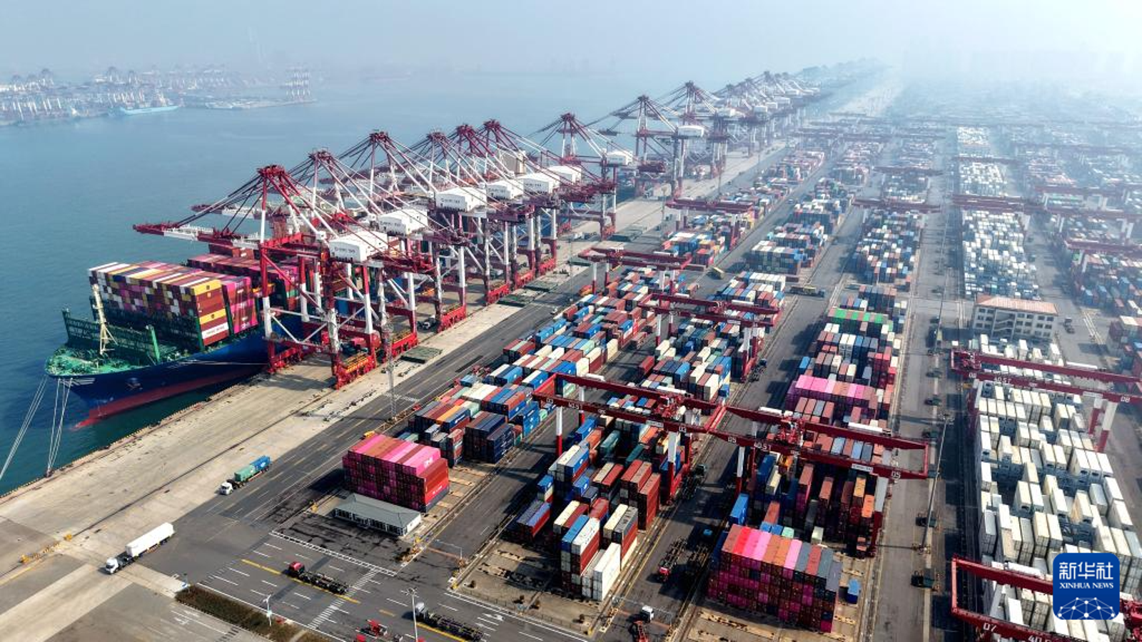 「收網論」強調中國破解了馬六甲困境，但這恰恰暴露了中國的脆弱性。圖為4月1日的中國山東青島港碼頭。圖／翻攝中國新華網
