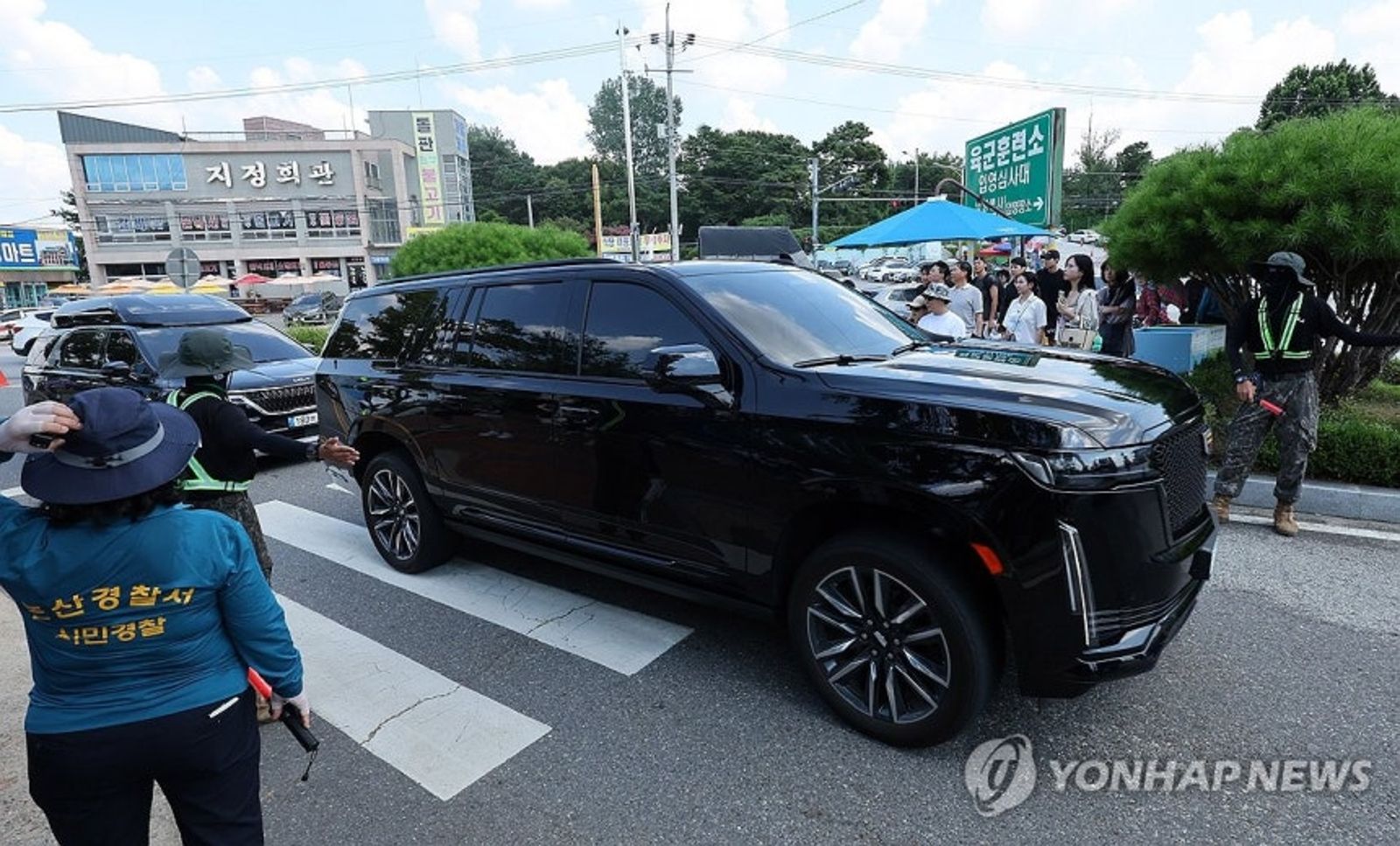 車銀優搭乘的車輛開進陸軍訓練所。翻攝YONHAP NEWS