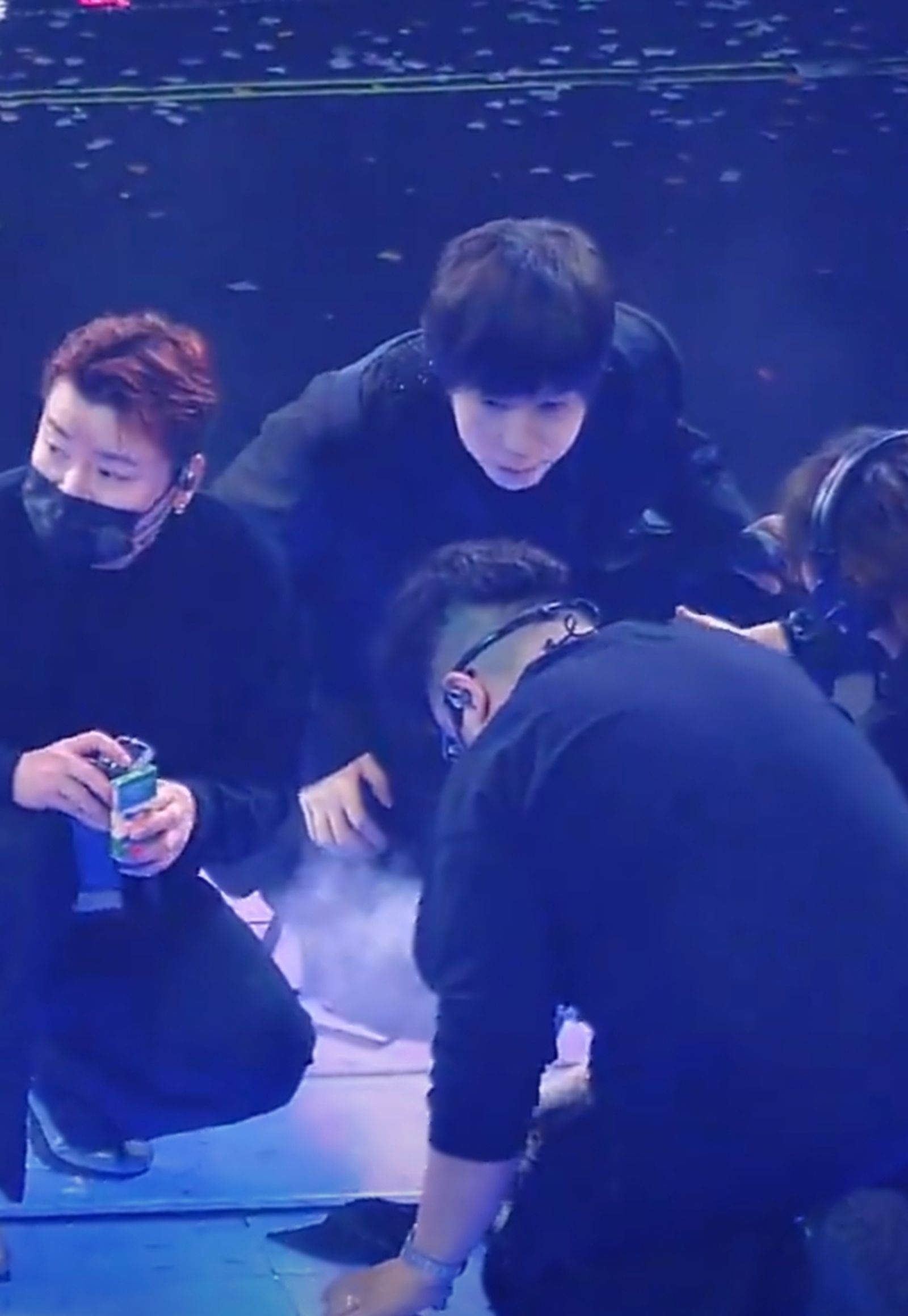 阿信（中）率先發現舞台不斷冒出白煙。翻攝卓may- 微博