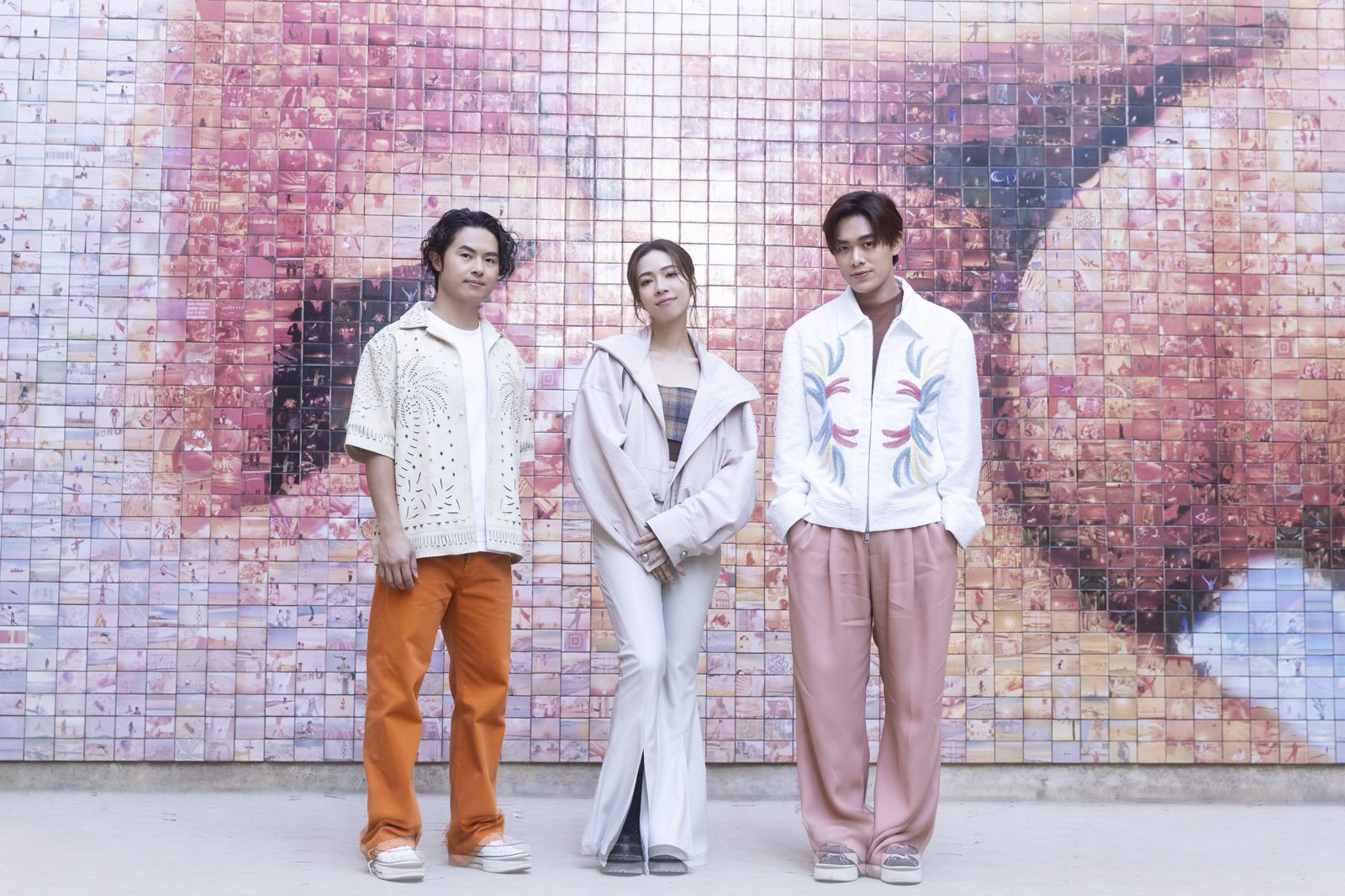 告五人巴黎街頭目擊竊案！受害者慌張求助「哲謙隨身帶長傘」