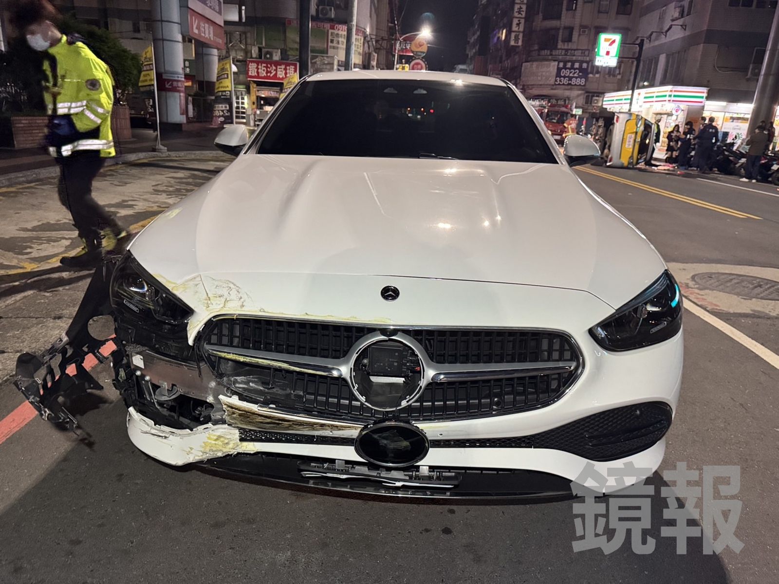 頭過身就…「沒過」　小黃巷口閃賓士風騷走位不夠絲滑遭擊落
