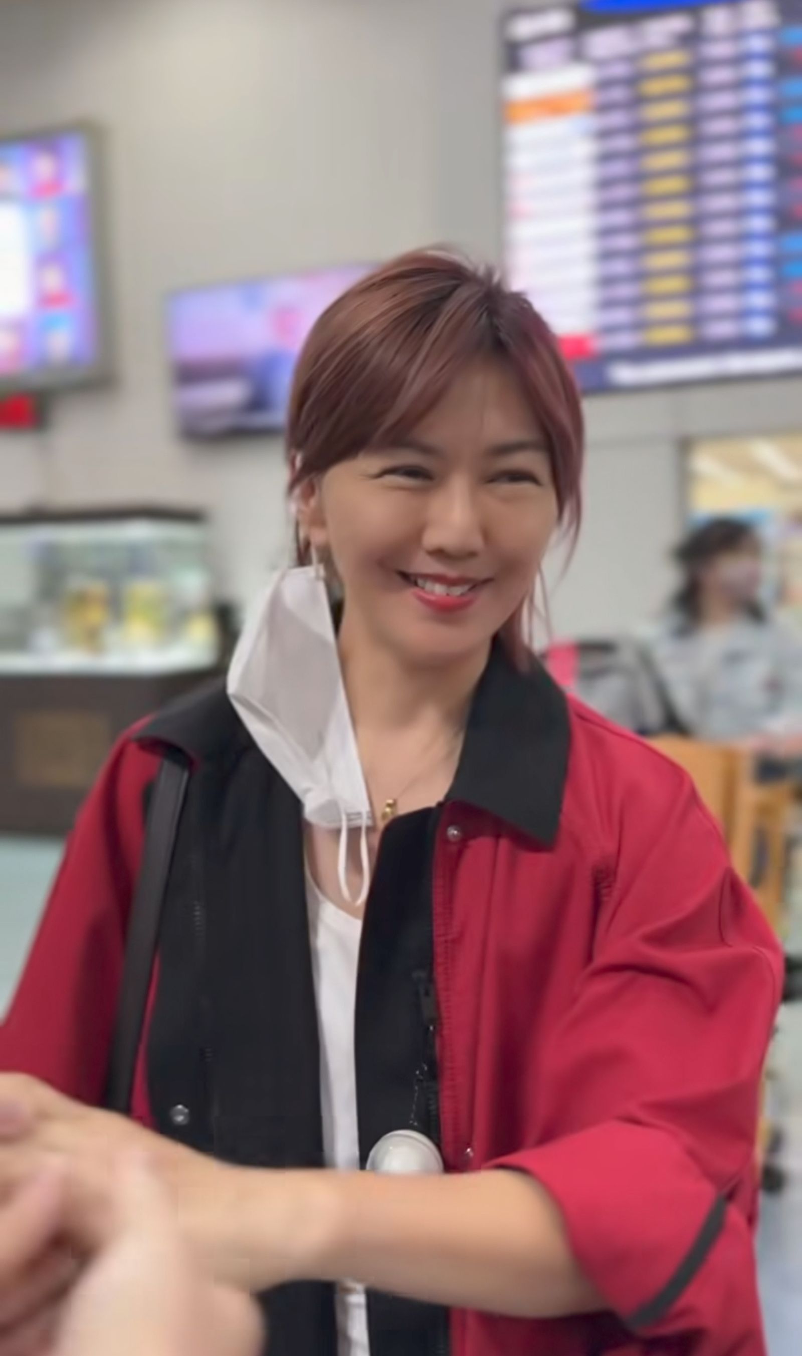 孫燕姿14日晚間落地小港機場,為本週六日雄蛋演唱會提前來台進行彩排。翻攝yanzifish Threads