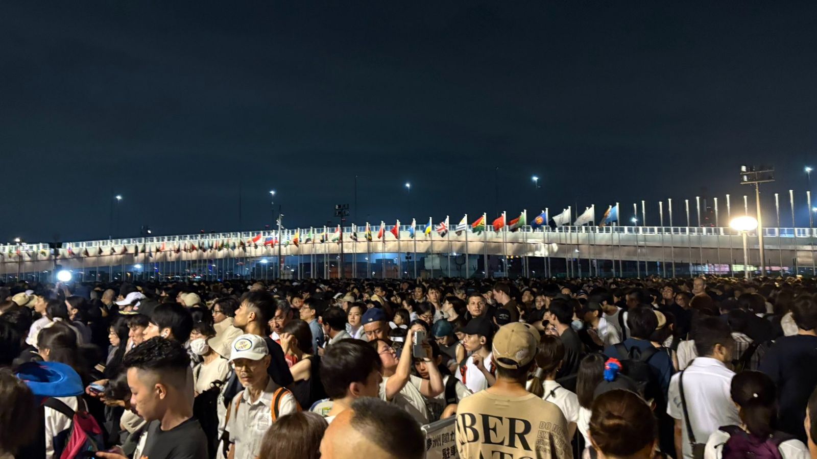 大阪世博變難民營！電車故障無法回家　700人睡會場多人中暑