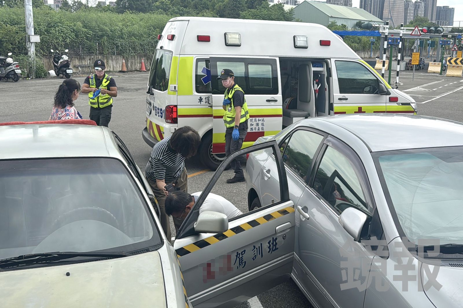 駕訓班王姓班主任跪地CPR。林建鋒攝