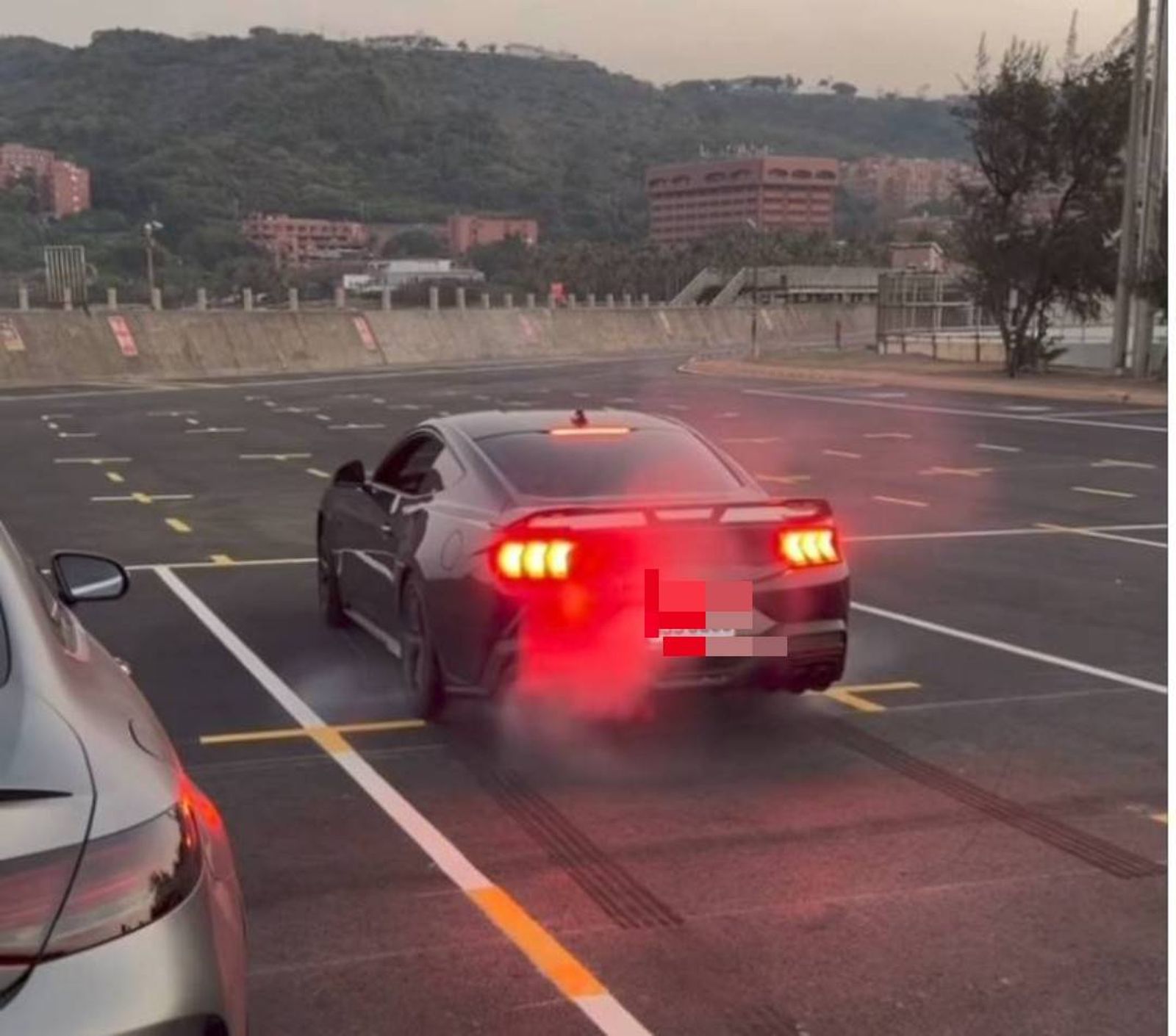 野馬男西子灣停車場大秀燒胎甩尾　中山大學新鋪柏油慘毀容