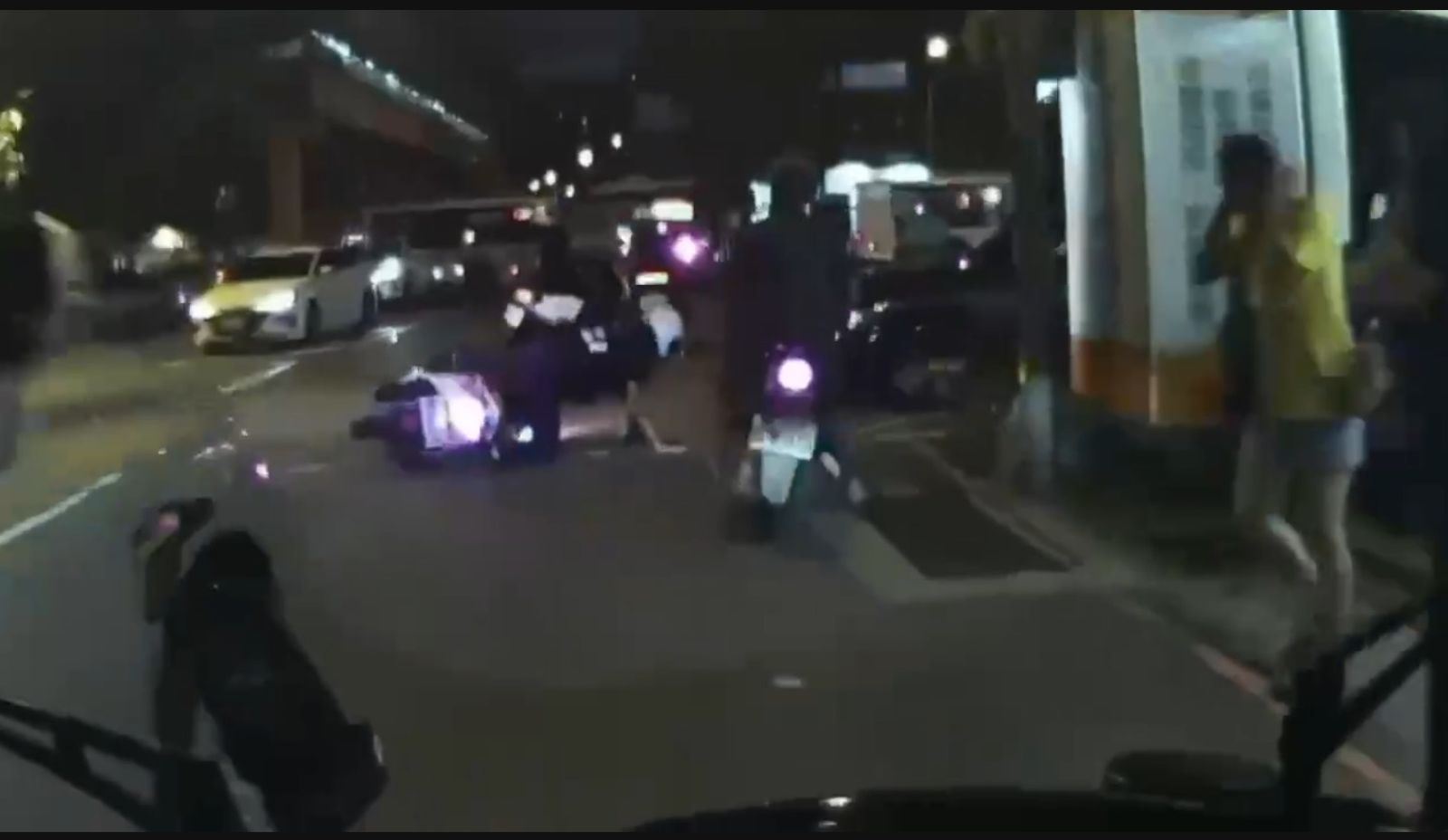 警方遭陳男撞倒。翻攝畫面
