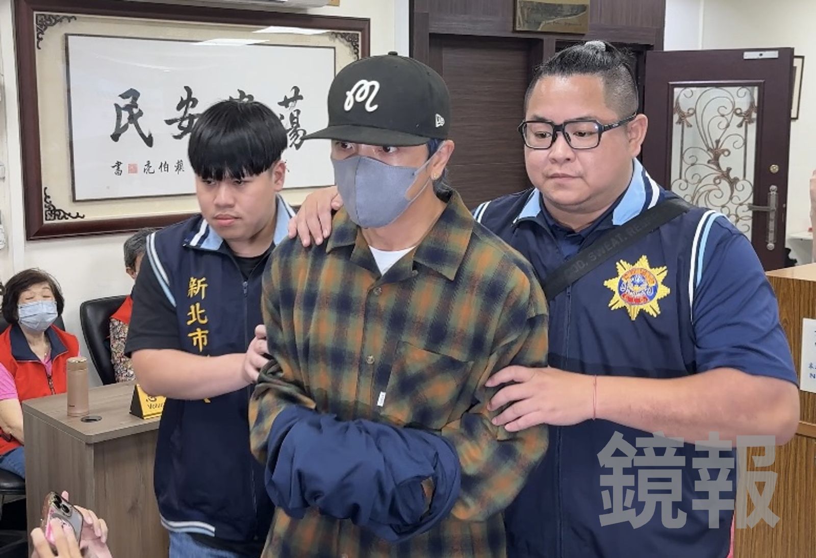 坤達涉閃兵遭上銬。呂健豪攝