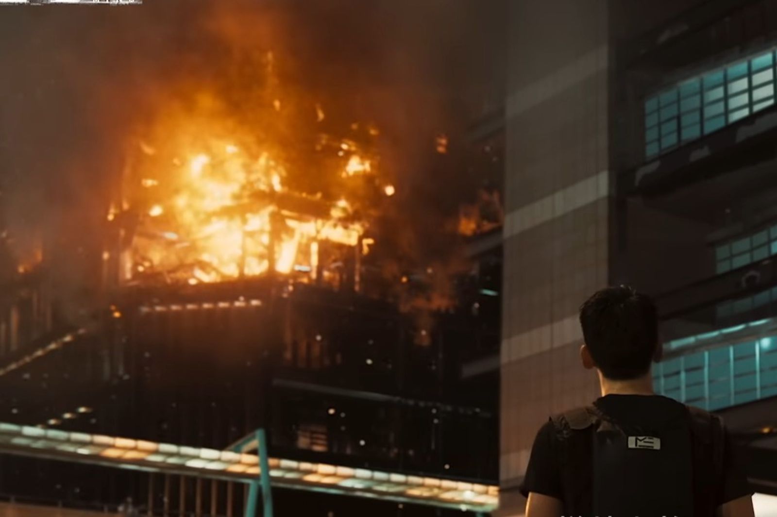 《96分鐘》炸了信義商圈大樓，除了動員近5000人次，也靠著威秀影城居中協調周邊商家。翻攝華影國際 YT