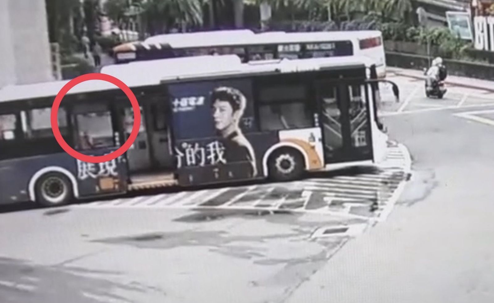 新店公車絲滑左轉進站未停等看 行人慘遭撞飛腦出血昏迷