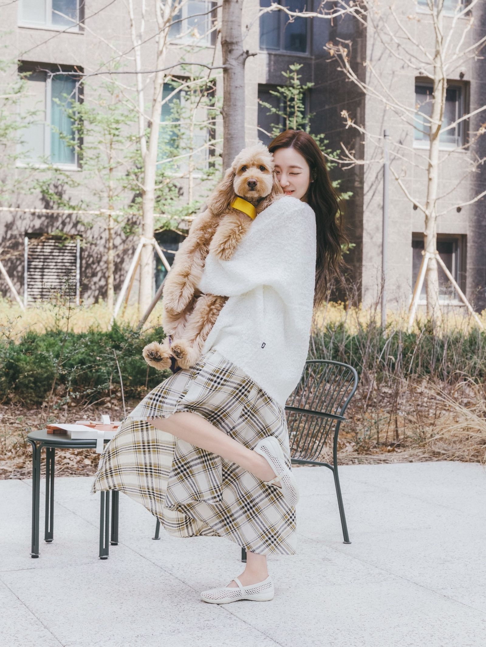 Tiffany抱著卞約漢的愛犬,夫妻倆都很疼狗兒子。翻攝IG@tiffanyyoungofficial