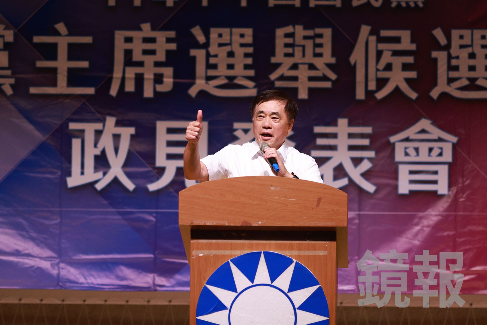 黃敬平曝黨中央喊口號「支持好人好事代表」，暗指為4號郝龍斌。攝影劉耀勻