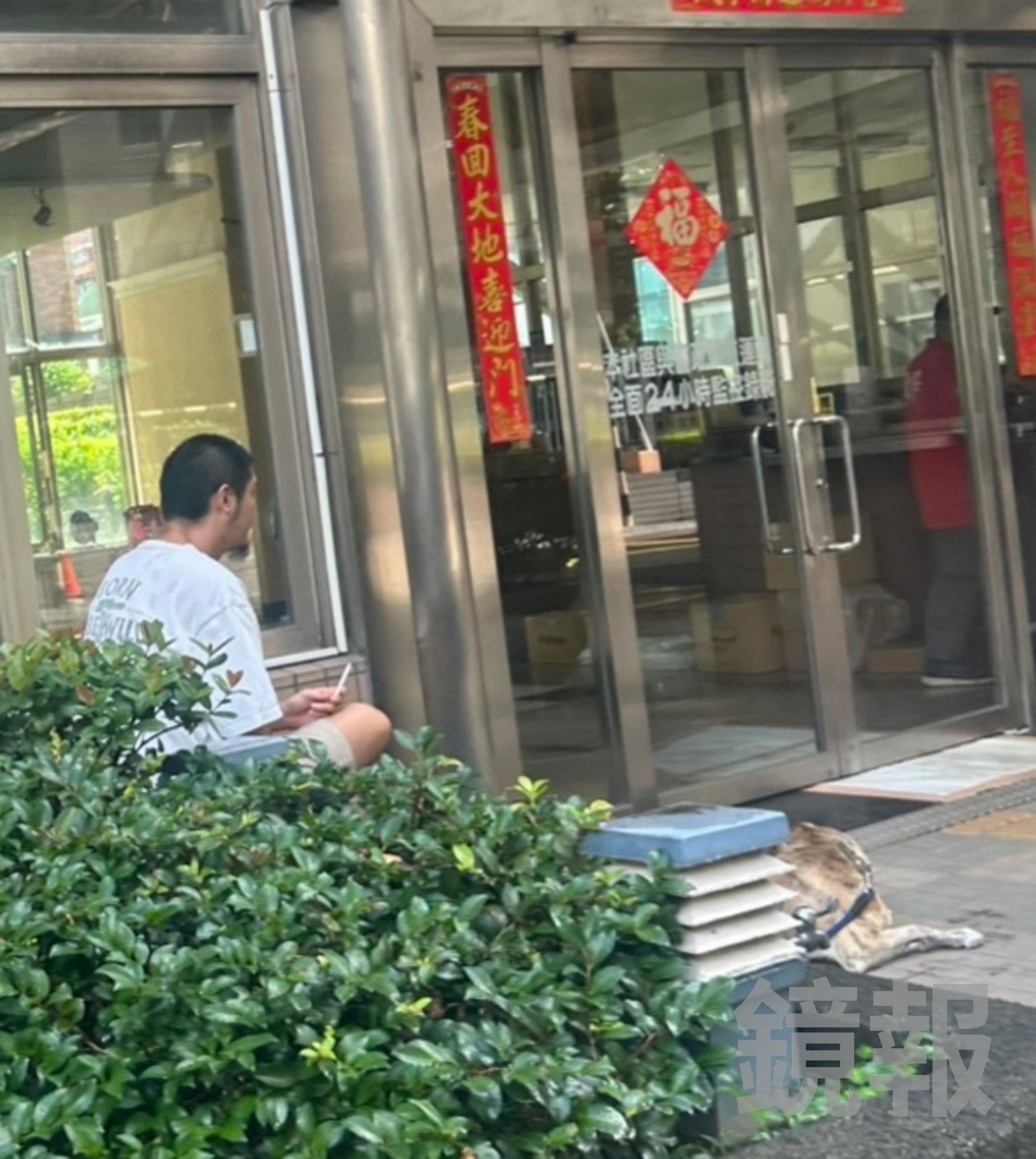 Leo王和愛犬地瓜餅形隱不離。讀者提供