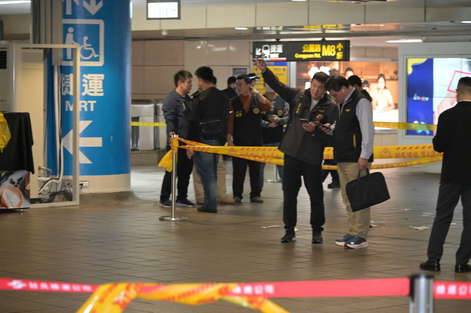 警察拉起封鎖線，進行維安與蒐證。攝影林煒凱