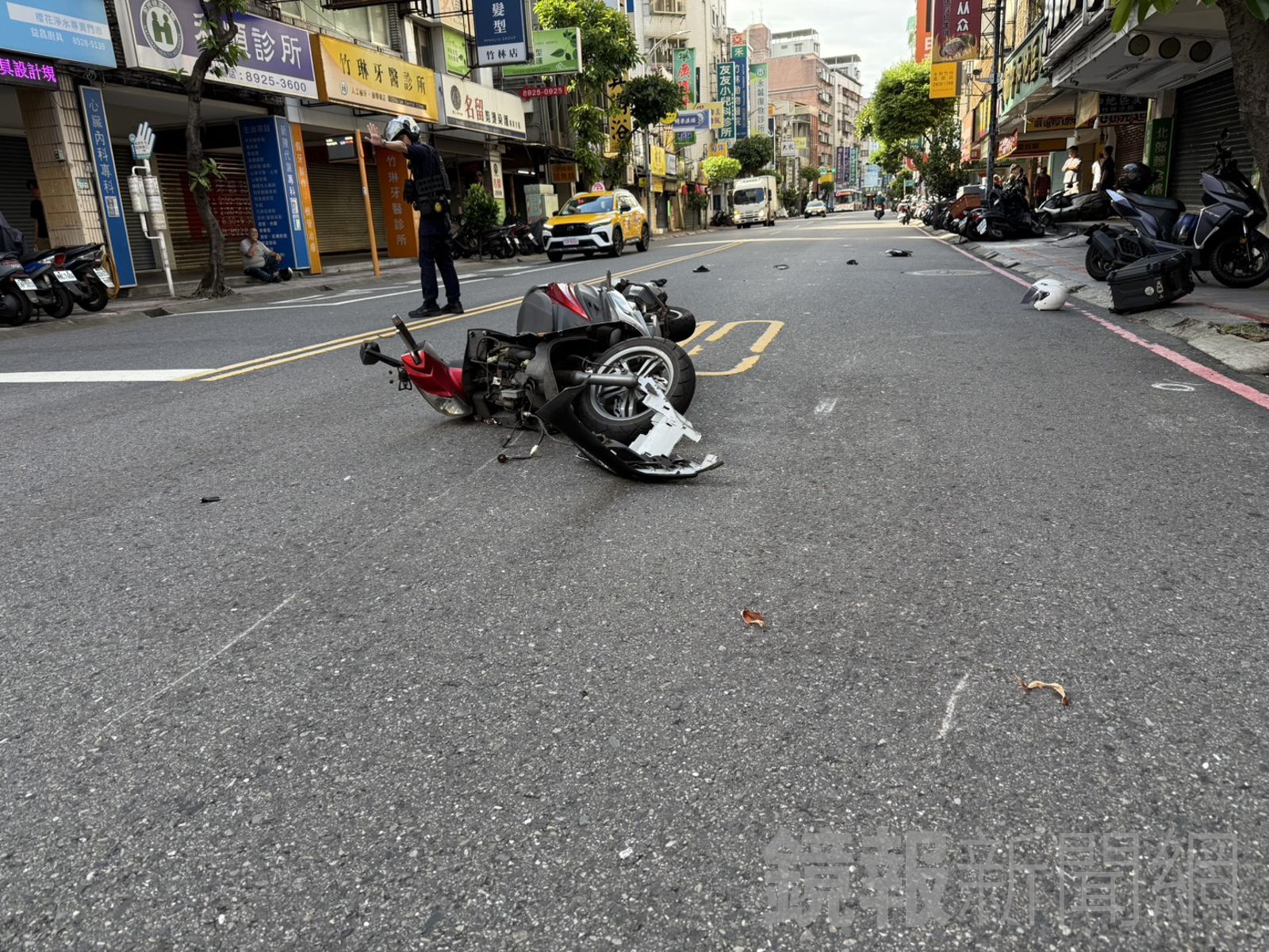 車禍現場機車零件四散。警方提供