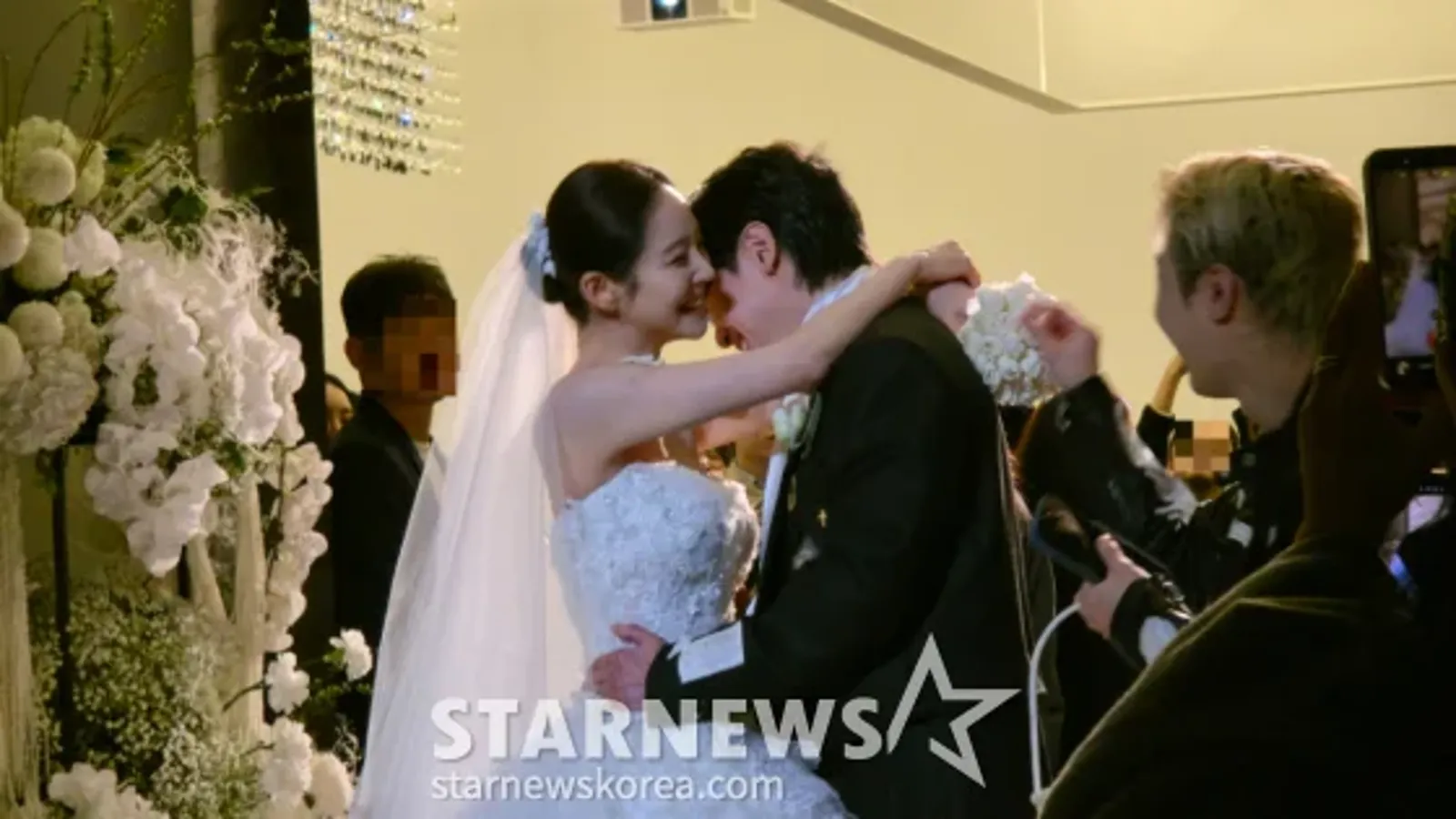 姜均成（左）與柳河珍今晚在婚禮上沒有公開獻吻。圖／翻攝自STARNEWS
