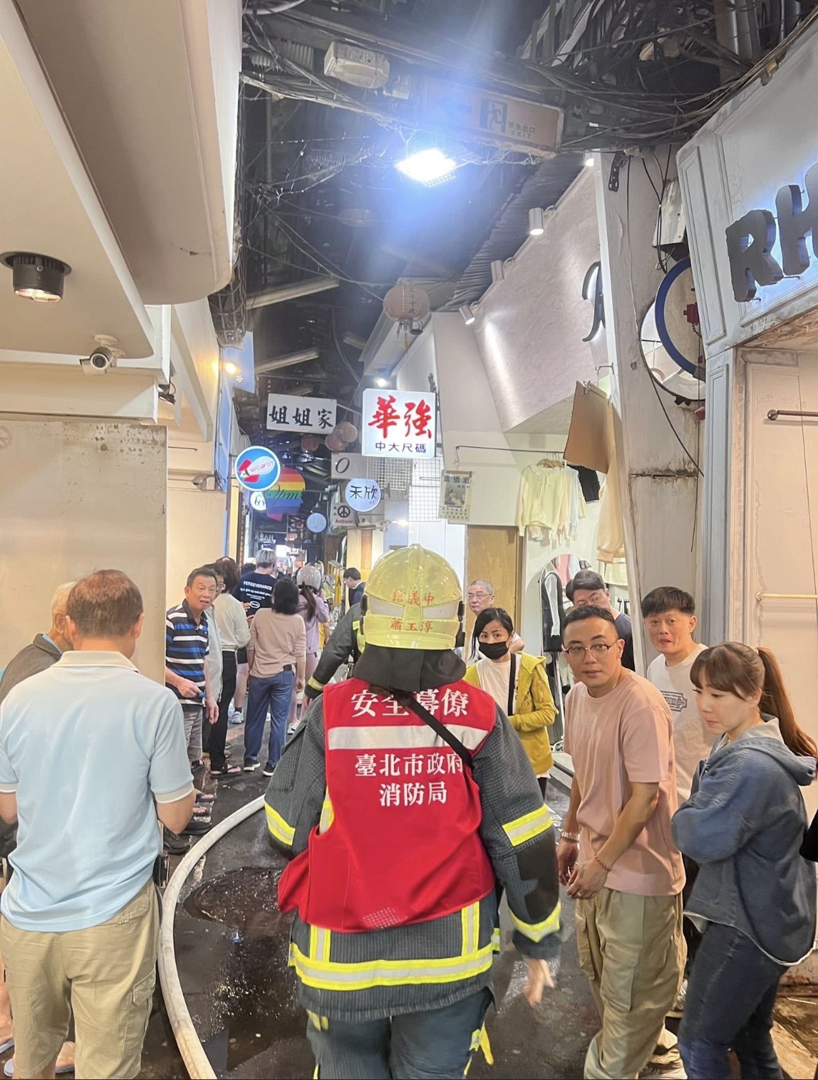 快訊／五分埔商圈晚間竄火舌！疑蠟燭掉落釀禍婦人燙傷送醫