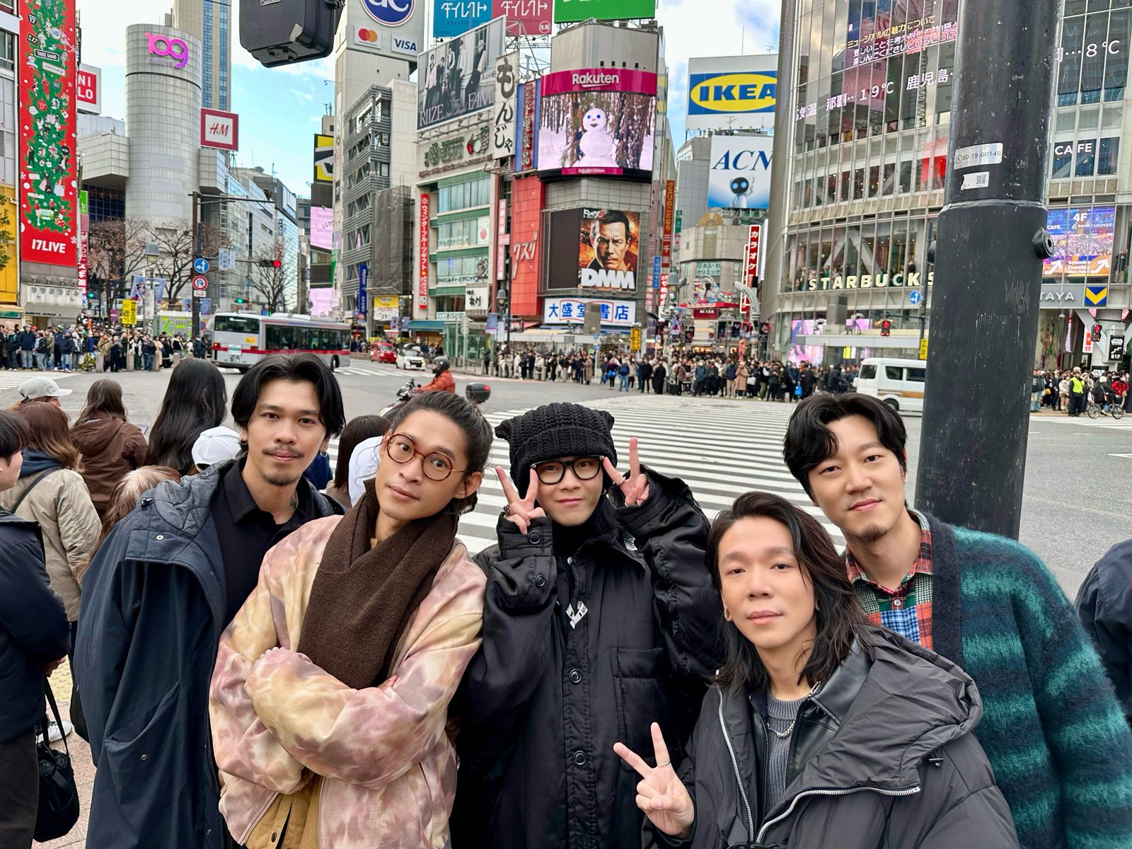 麋先生吉他手「本色演出」　穿Hello Kitty睡衣在東京狂奔